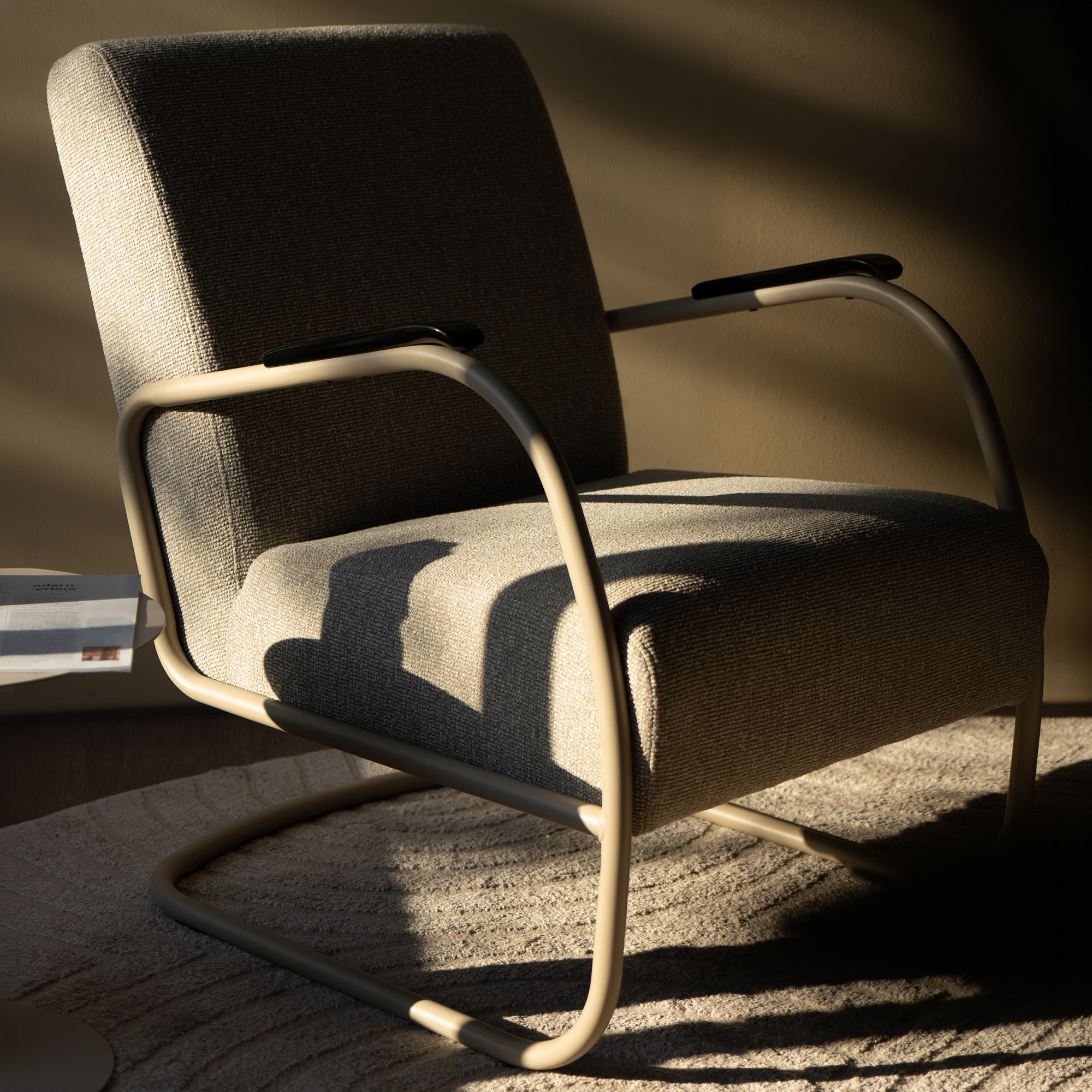 Spinder Design Retro Sessel Mushroom / Sandstone Bouclé – Wohnraum-Milieu im Abendlicht