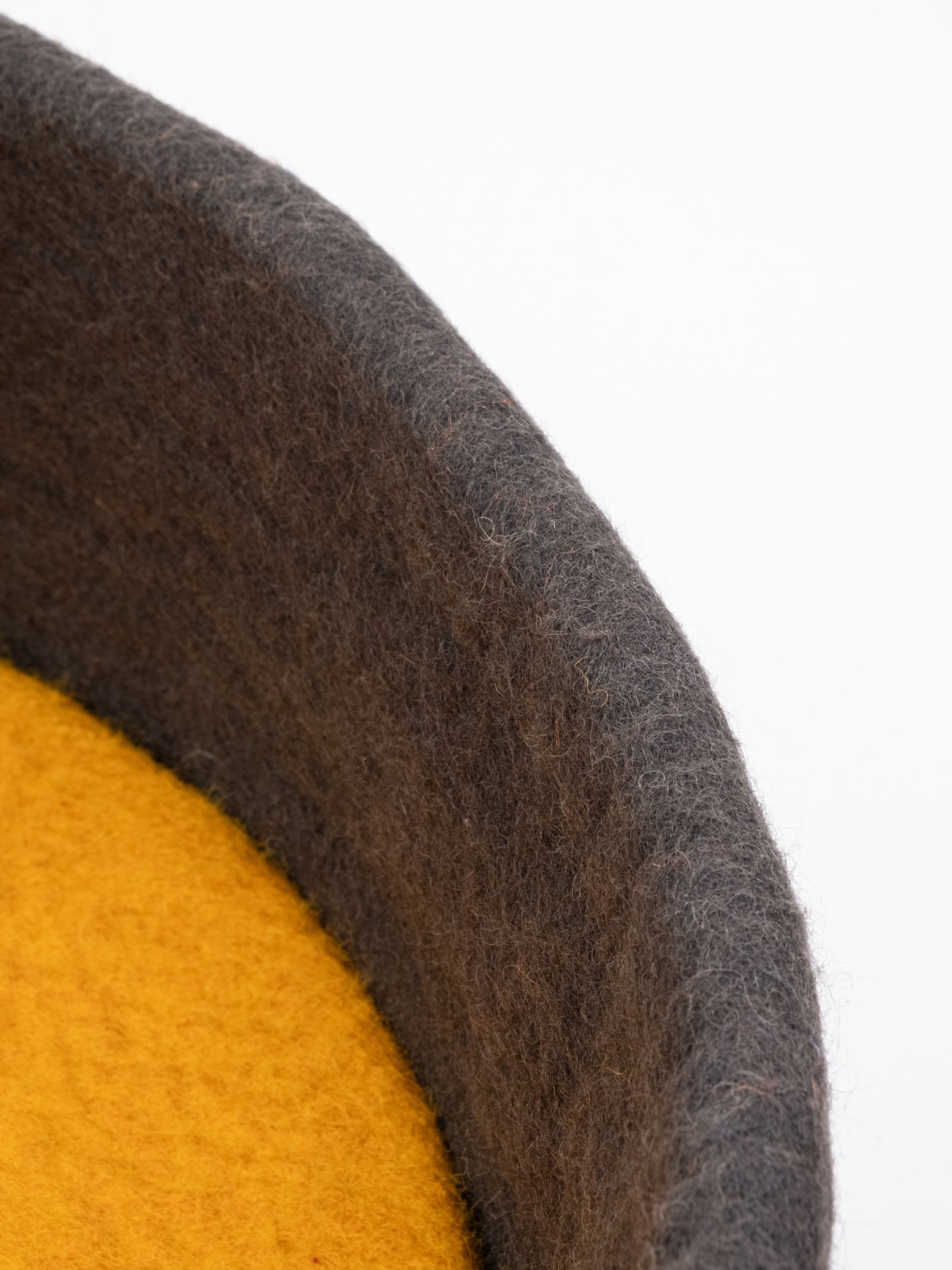 myfelt Kuno Hundekorb - Inlay Ockergelb