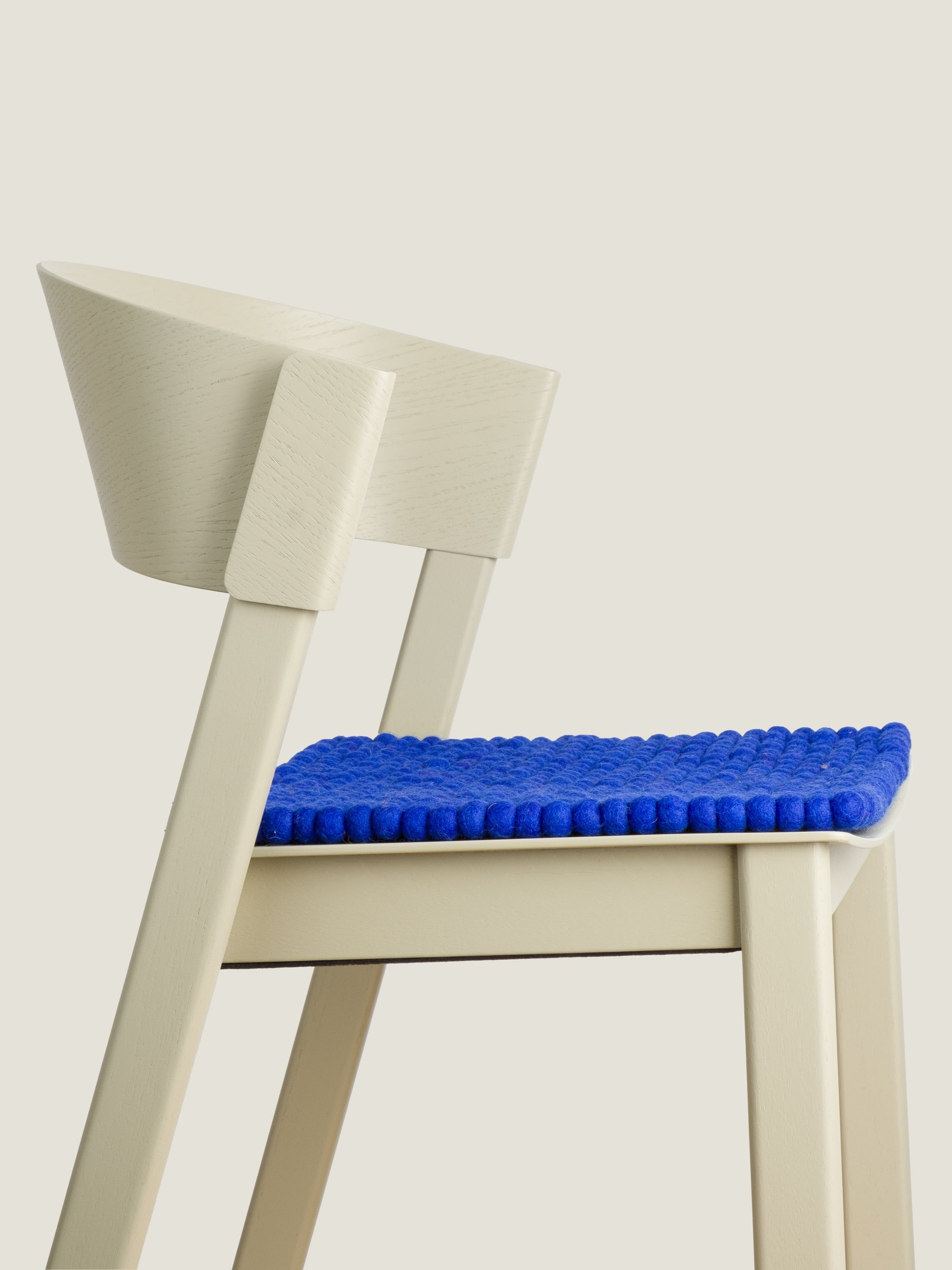 myfelt Isa Filzkugel-Sitzauflage Royalblau 36 x 36 cm
