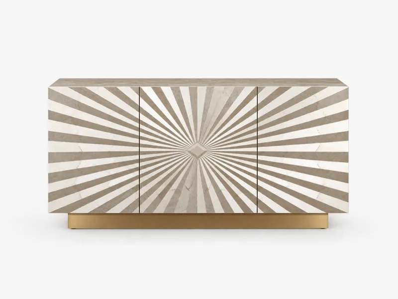 Helles Sideboard mit strahlenförmig gemusterter Front und goldfarbenem Sockel