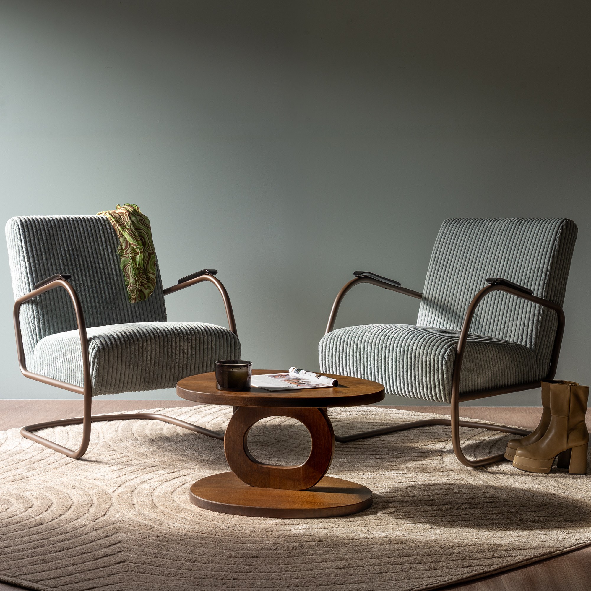 Spinder Design Retro Sessel Chocolate Brown / Hazy Blue breiter Cord – Wohnraum-Milieu mit zwei Sesseln und Couchtisch