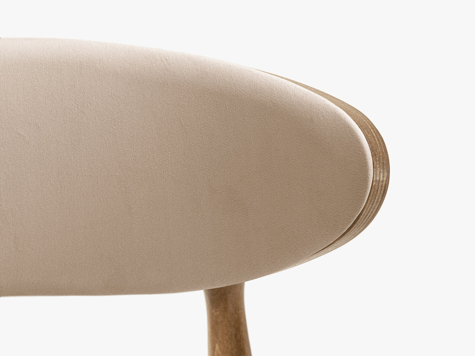 Micadoni Stuhl Rina Samt Magic Velvet Mandelbeige Amerikanische Walnuss