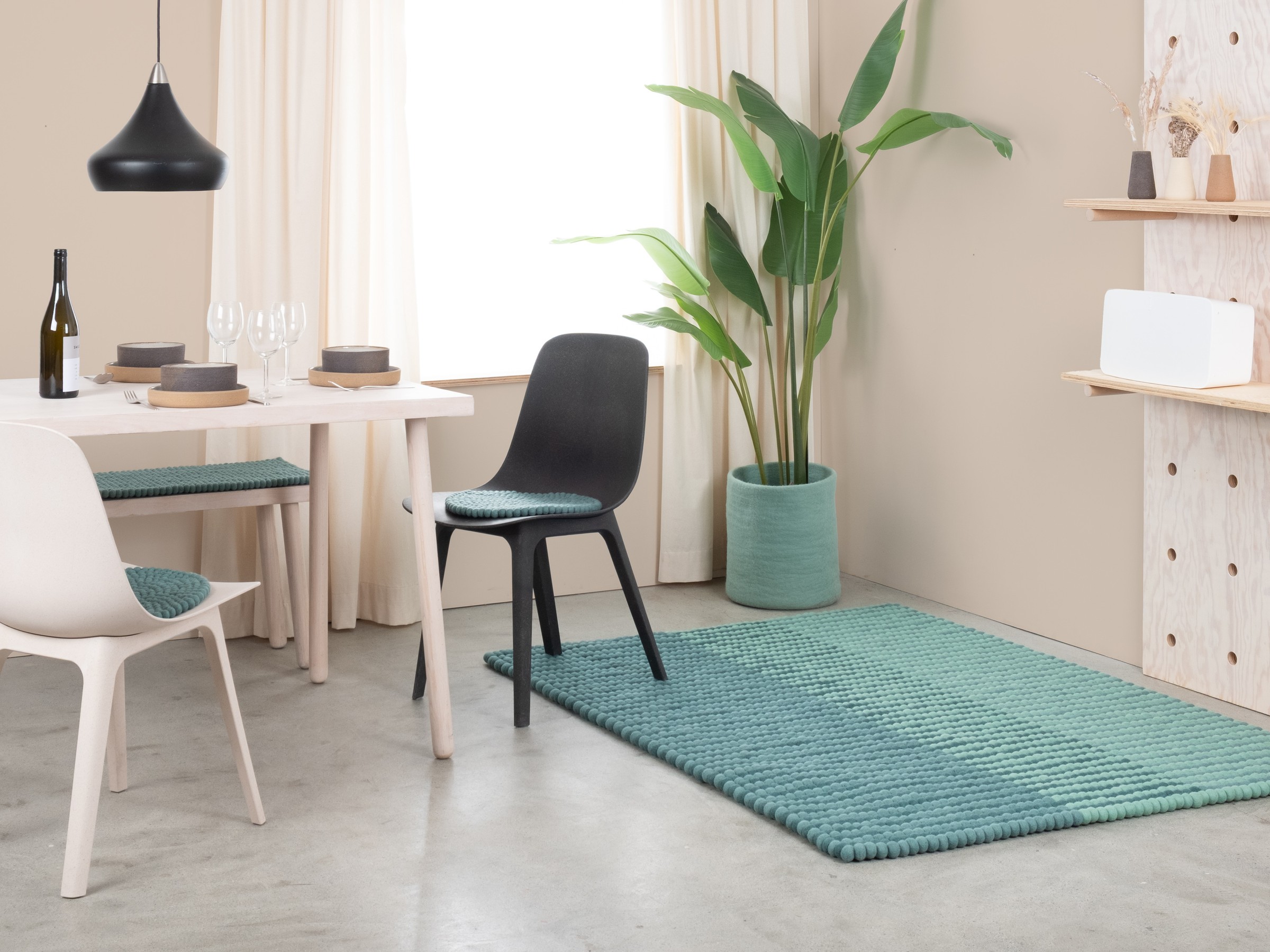 myfelt Sage Filzkugelteppich Grün rechteckig 70 x 100 cm