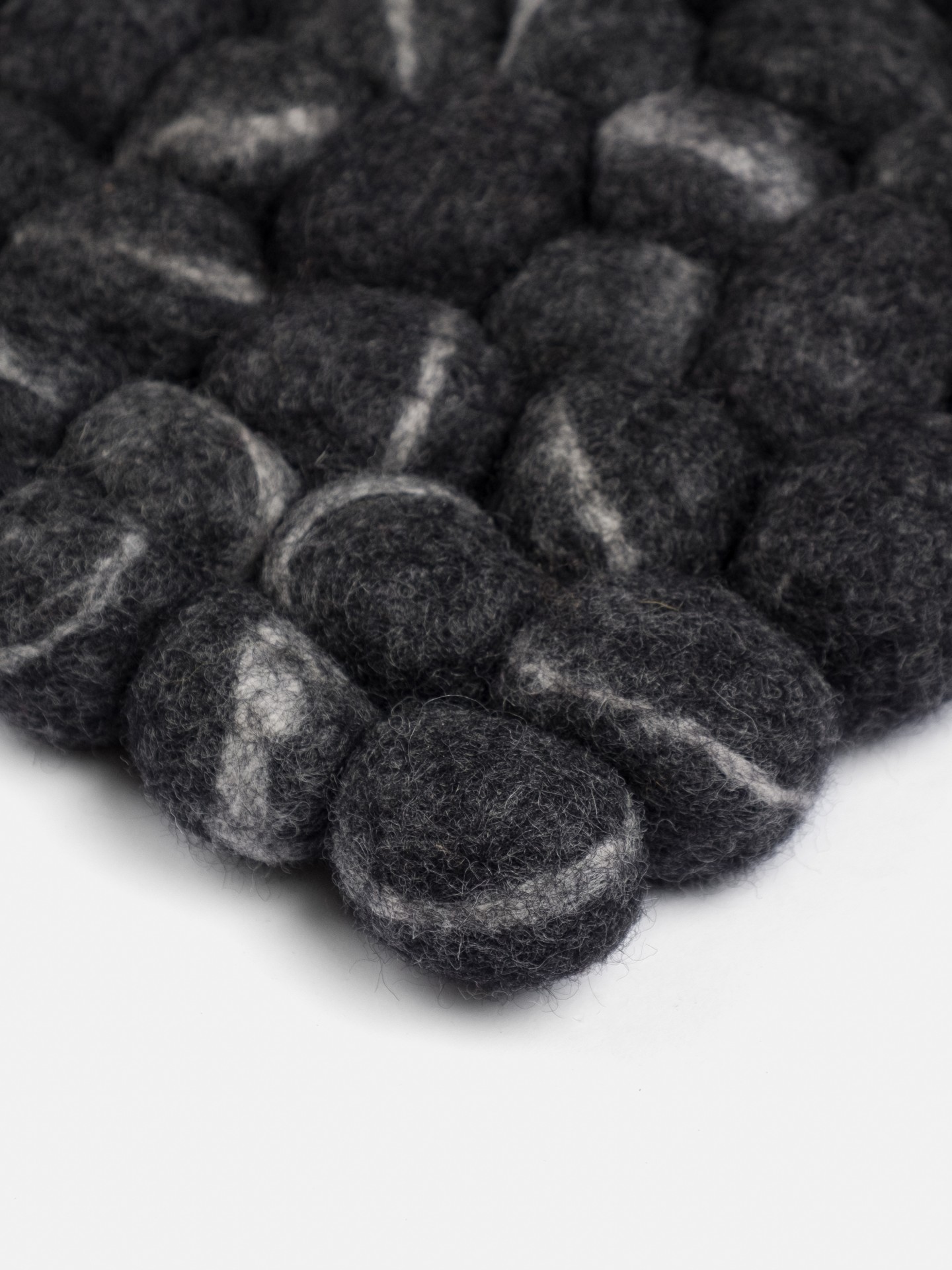 myfelt Kurt Filzkugelteppich Anthrazit rechteckig 50 x 70 cm
