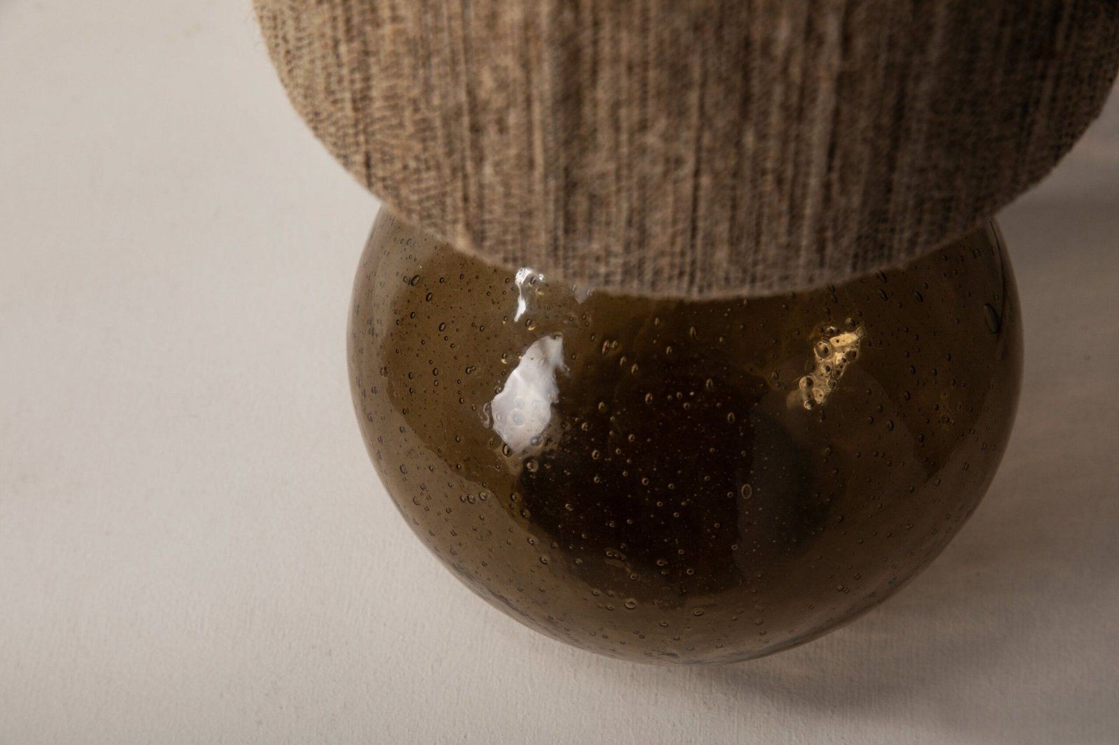 Micadoni Aura Tischleuchte 46 cm Rauchglas – Detail: Fuß aus mundgeblasenem Rauchglas mit Schirmansatz