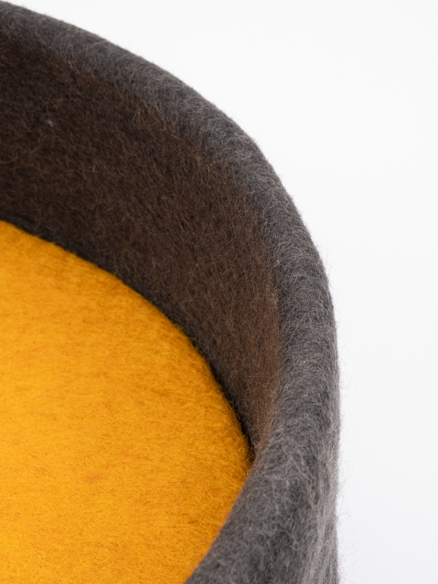 myfelt Kuno Hundekorb - Inlay Ockergelb