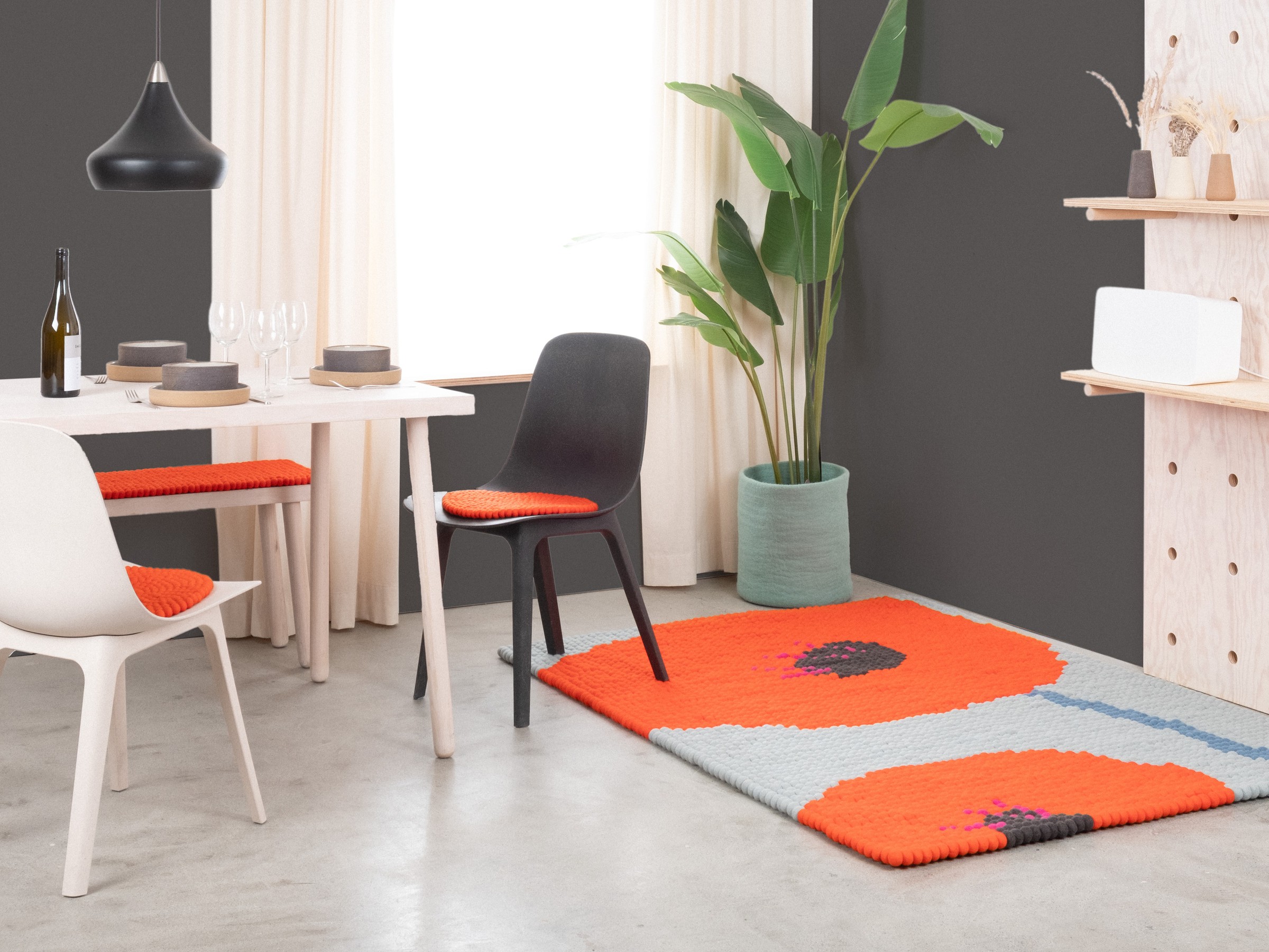 myfelt Poppy Filzkugelteppich Mohnrot