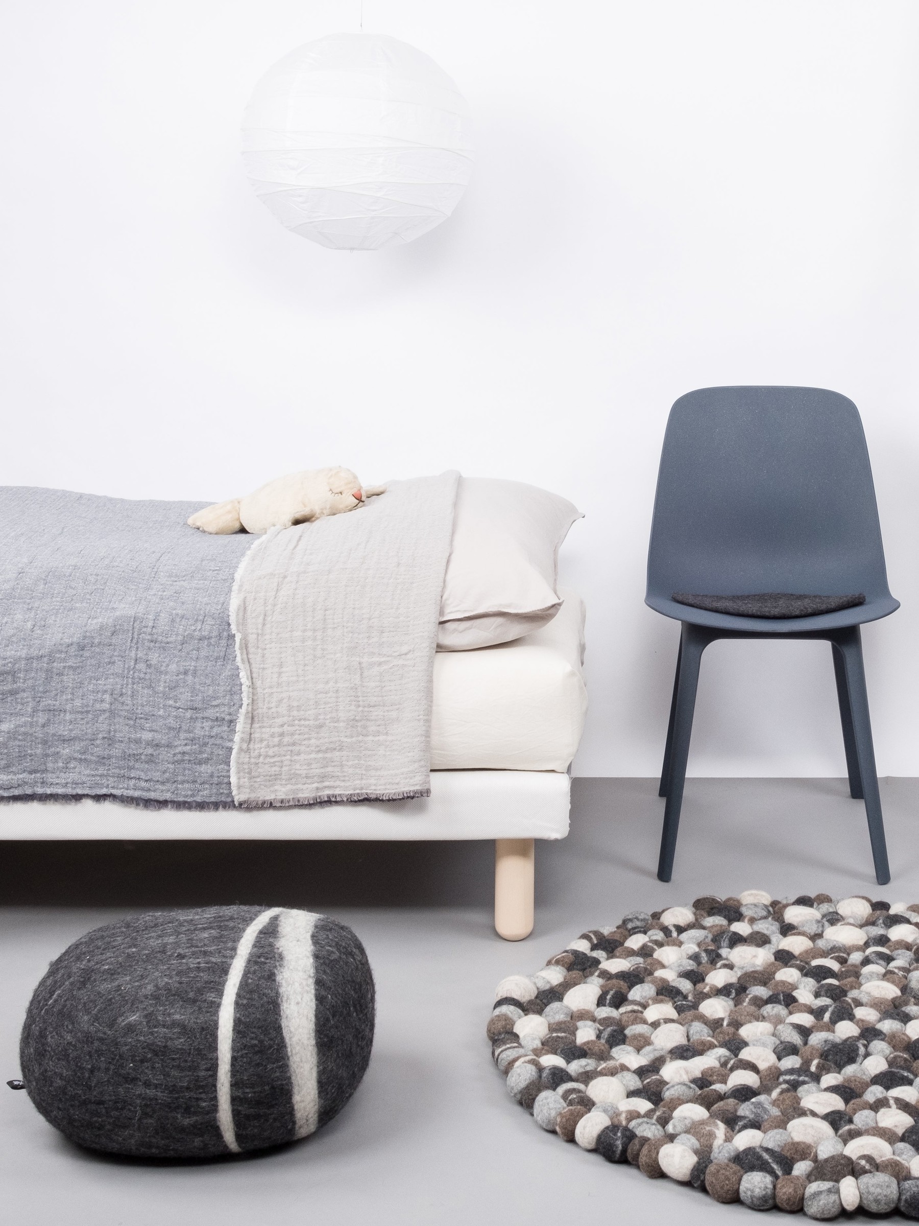 myfelt Hardy Filzkugelteppich Stone dunkel rund Ø 140 cm