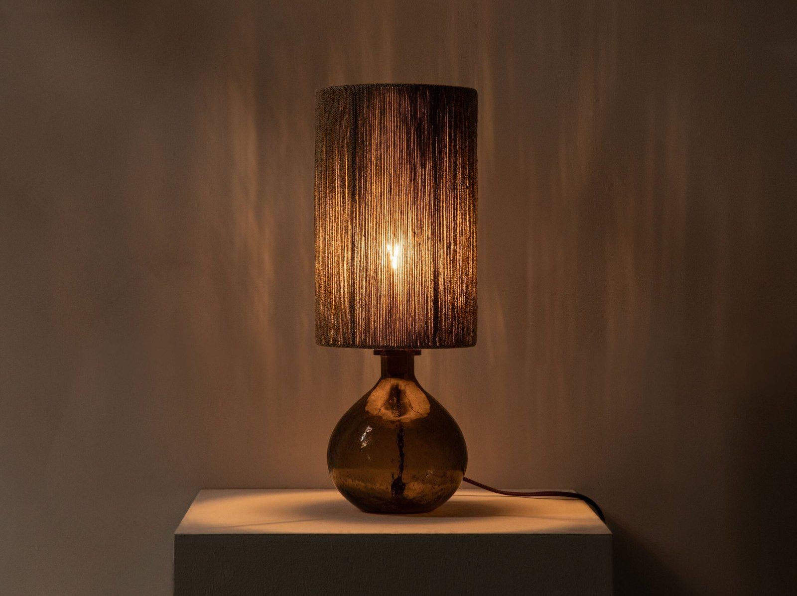 Micadoni Aura Tischleuchte 46 cm Rauchglas – Eingeschaltet mit warmem Licht