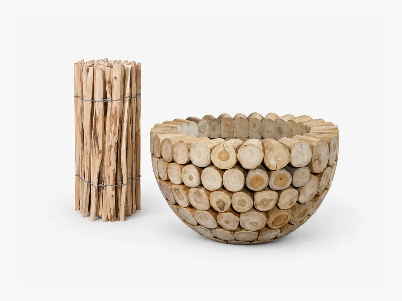 Gerollter Staketenzaun aus Holz neben einem Pflanzgefäß aus Holzscheiben