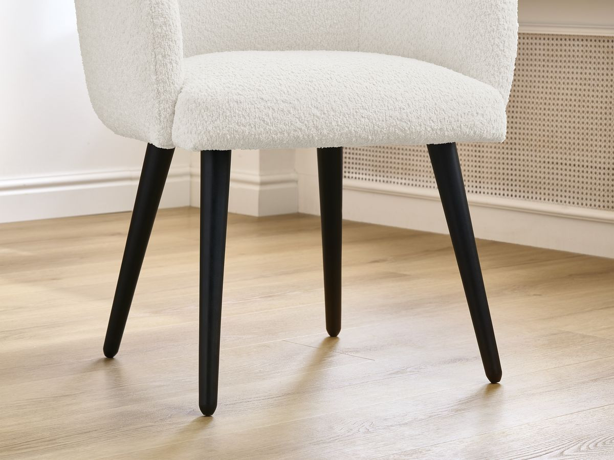 Bobochic Sophie Esszimmerstuhl 2er-Set mit skandinavischen Beinen, schwarz Bouclé-Stoff Weiß/Dunkelgrau