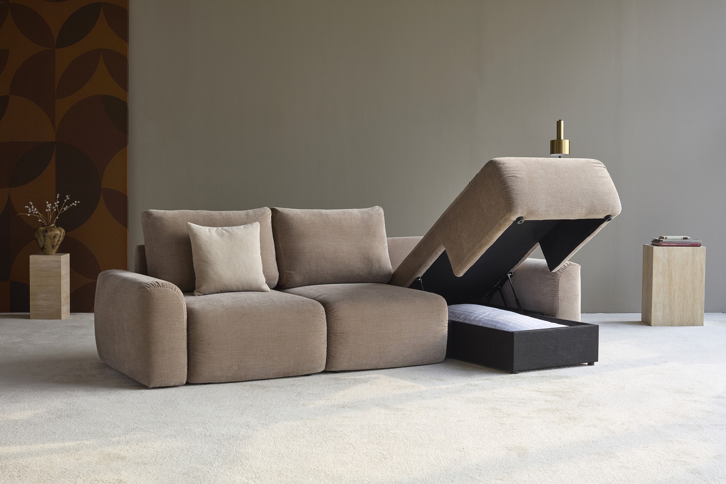 Schlafsofa Norum mit Chaiselongue und Chunky-Armlehnen