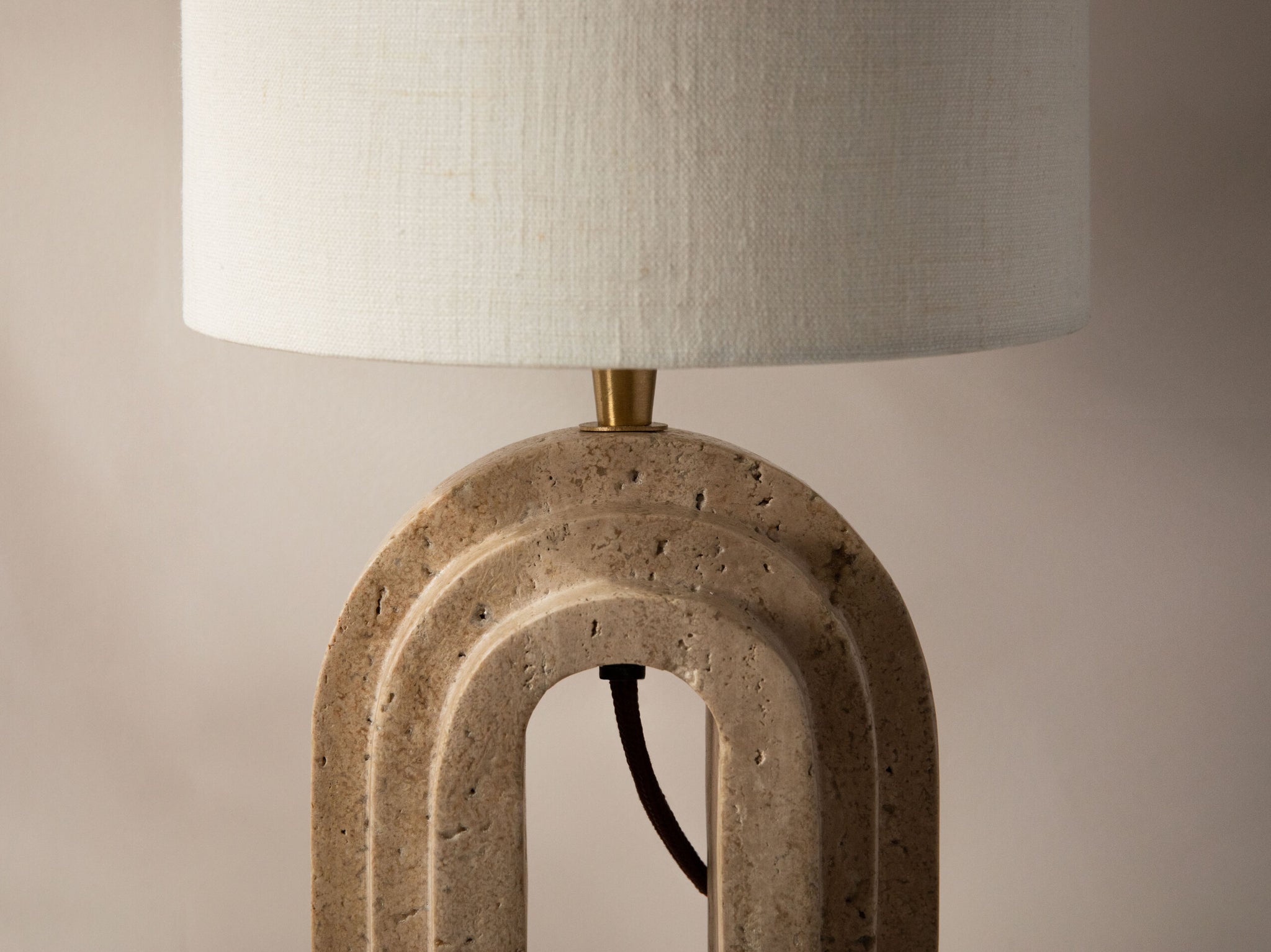 Micadoni Doris Tischleuchte Marmor Beige