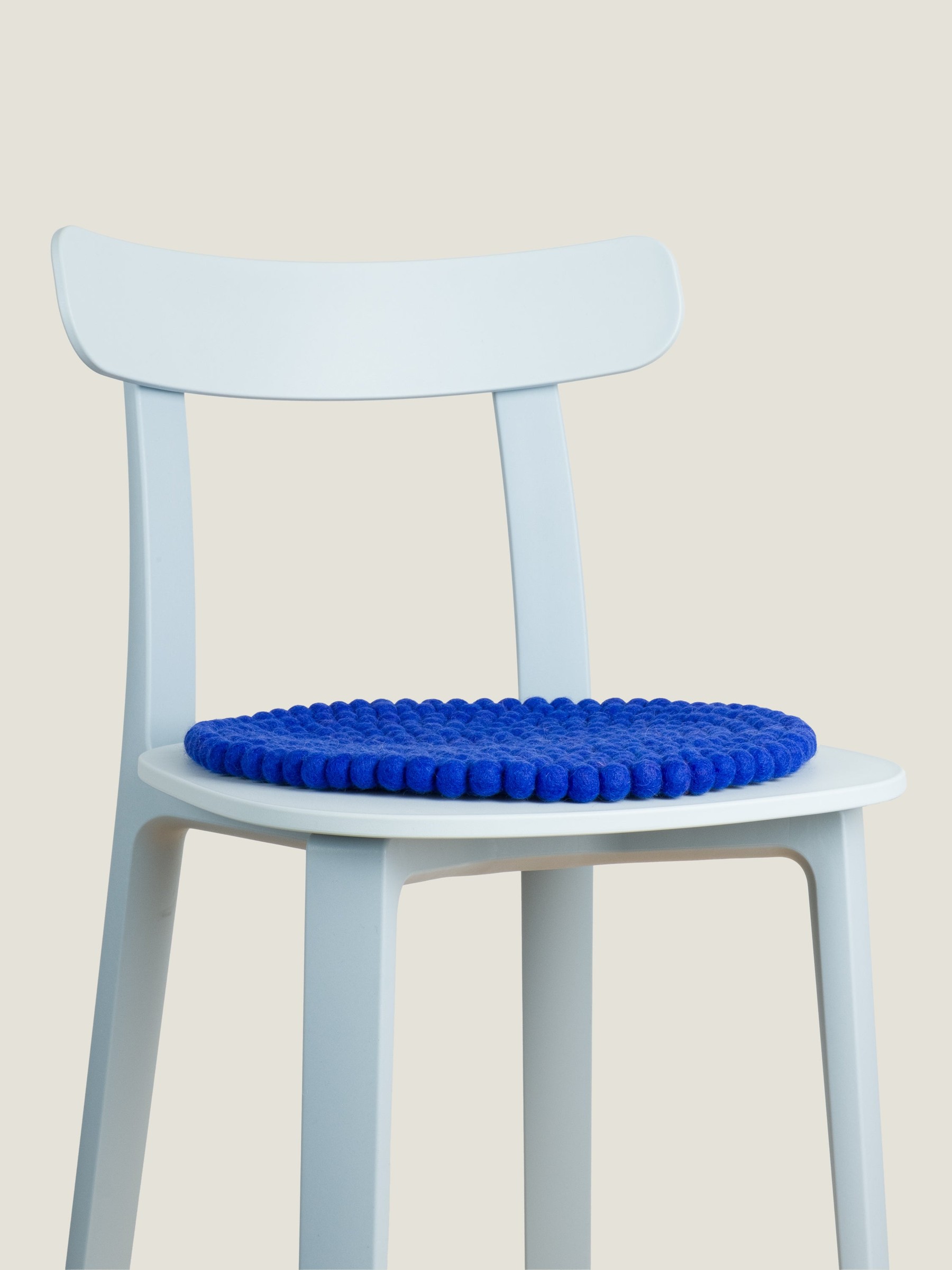 myfelt Isa Filzkugel-Sitzauflage Royalblau Ø 36 cm