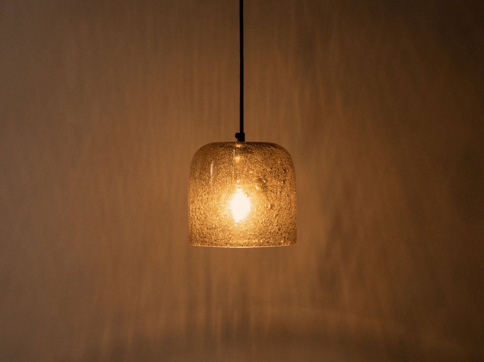 Micadoni Aura Pendelleuchte 17 cm Rauchglas – Eingeschaltet im warmen Wohnambiente