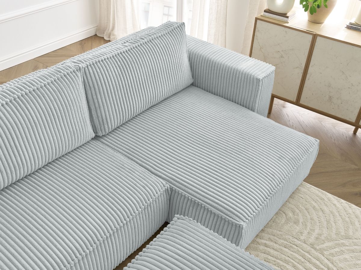 Bobochic Chelsea Ecksofa mit Schlaffunktion und Bettkasten und Pouf Breitcord weich Hellgrau