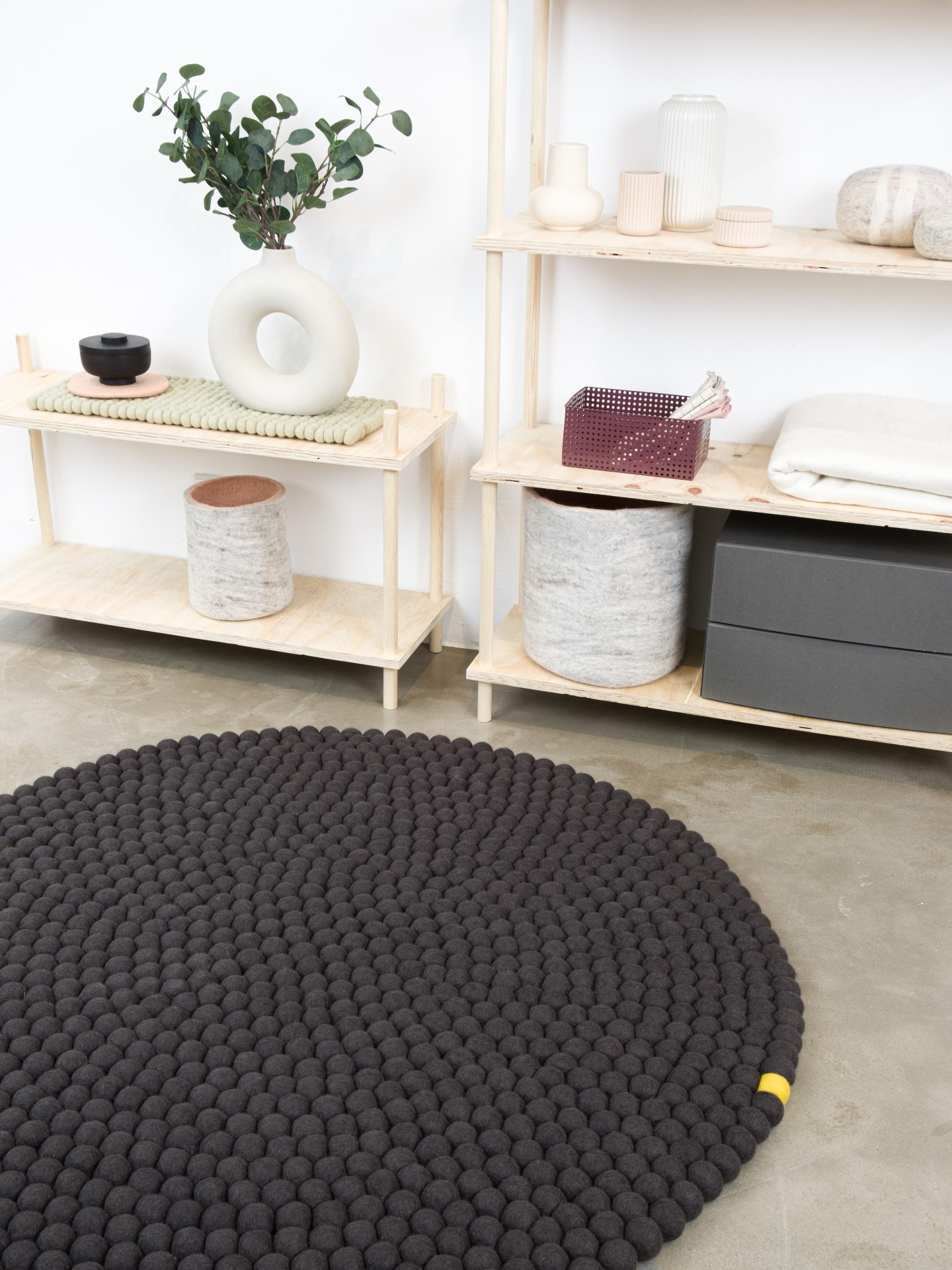 myfelt Big One Filzkugelteppich Anthrazit rund Ø 50 cm