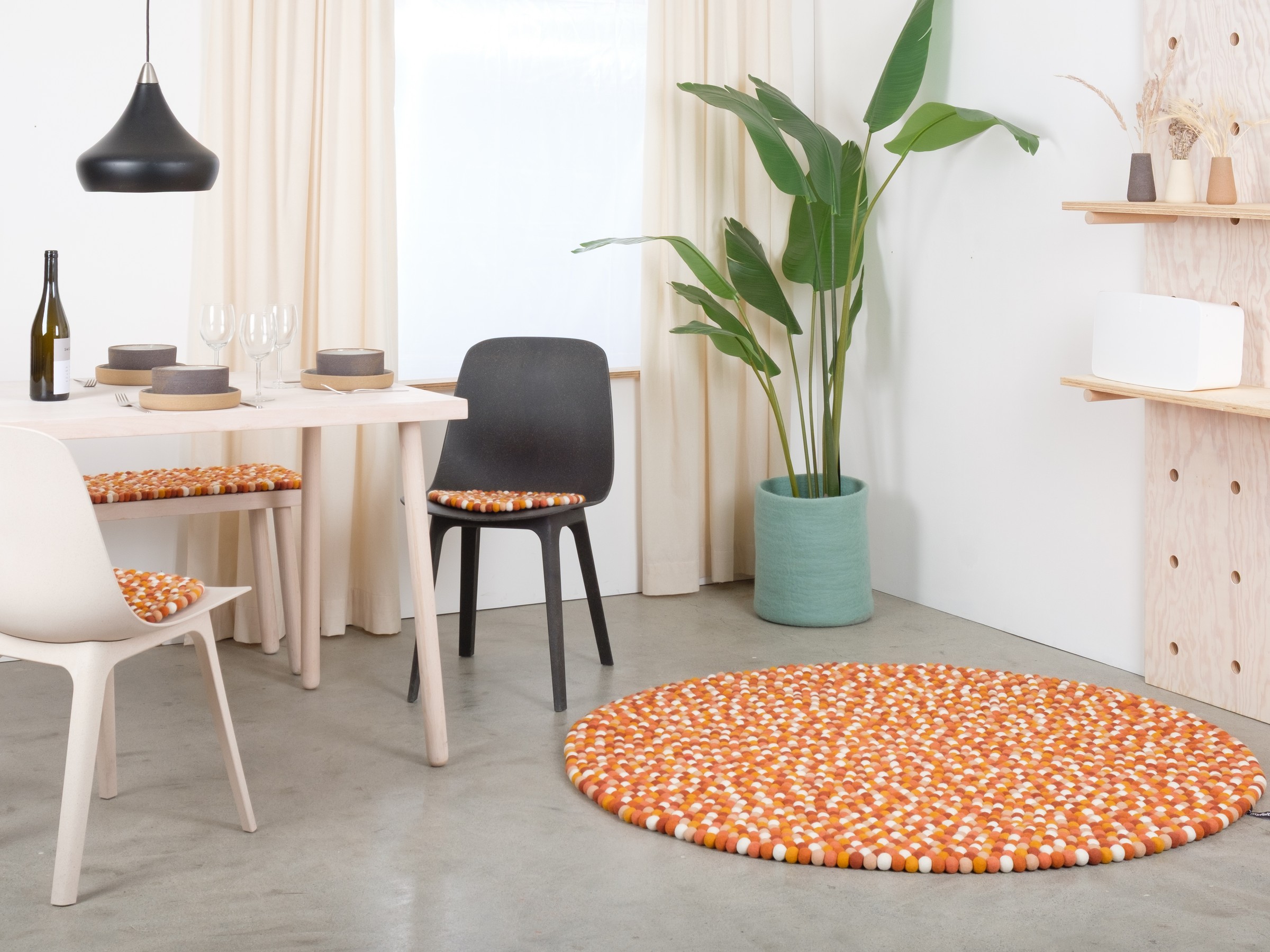 myfelt Juna Filzkugelteppich Rot-Orange-Weiß rund Ø 50 cm