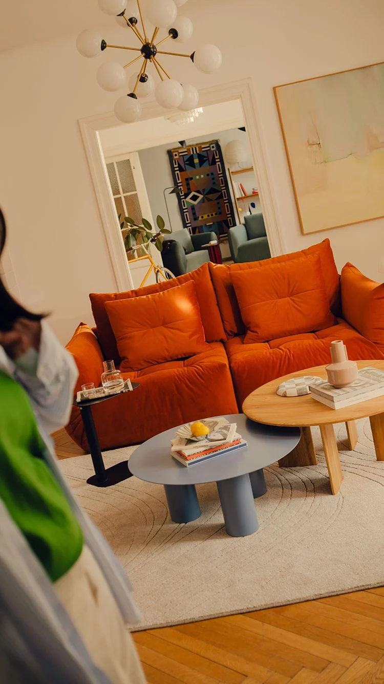 Micadoni Sofa als farbiger Mittelpunkt im Wohnzimmer