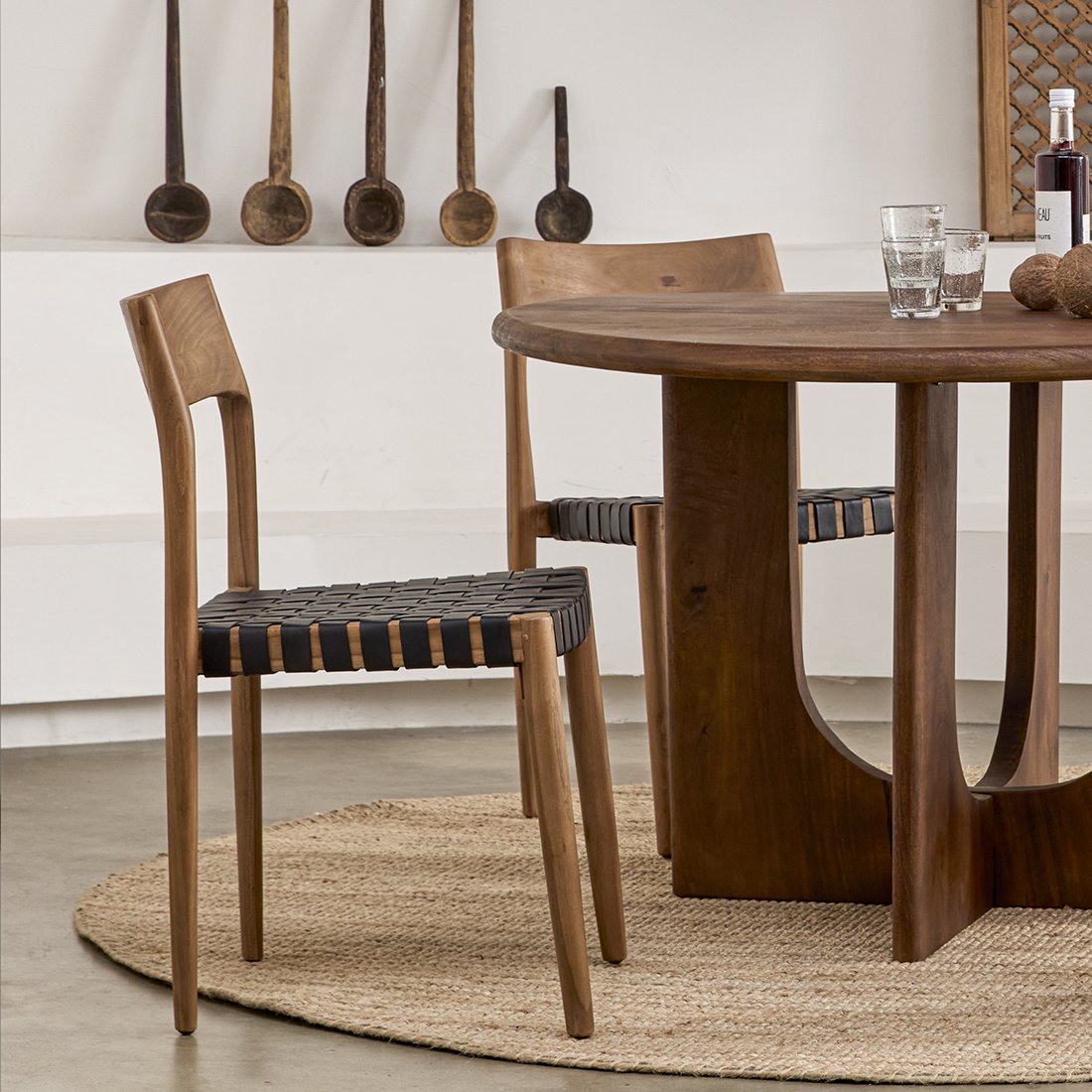 Raw Materials Freya Esszimmerstuhl aus Teakholz Leder Schwarz