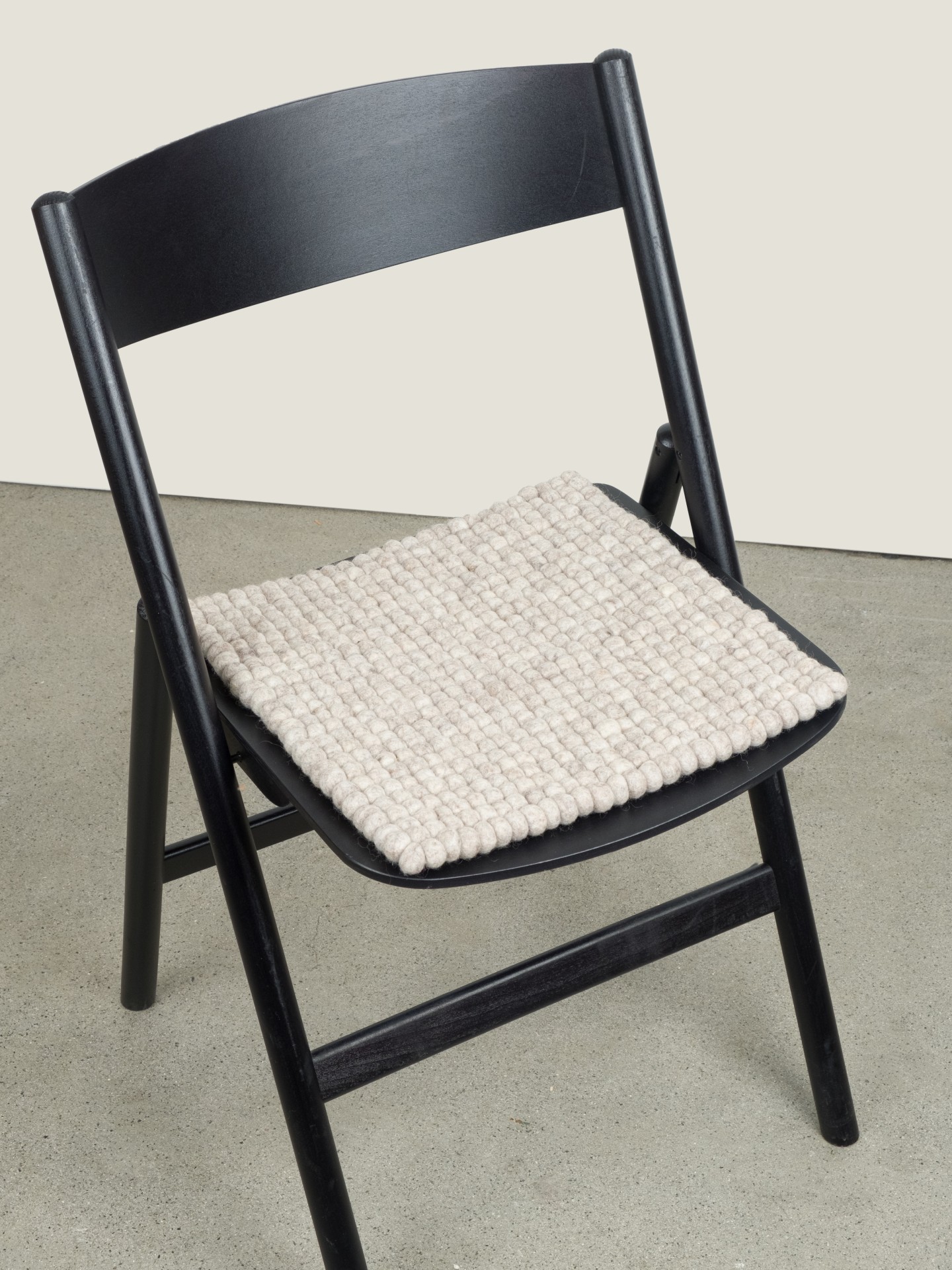 myfelt Bela - Filzkugel Sitzauflage quadratisch