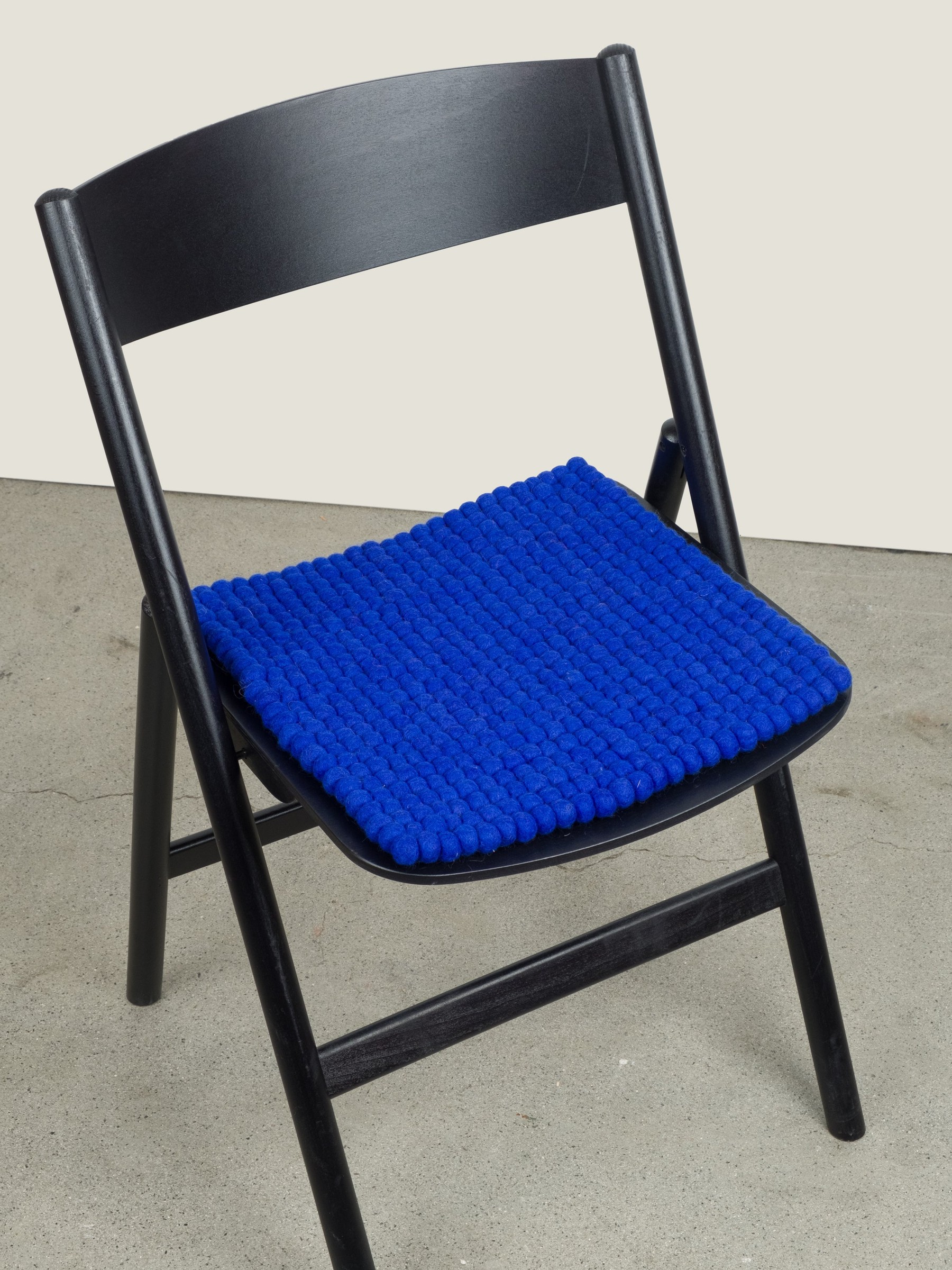 myfelt Isa Filzkugel-Sitzauflage Royalblau 36 x 36 cm