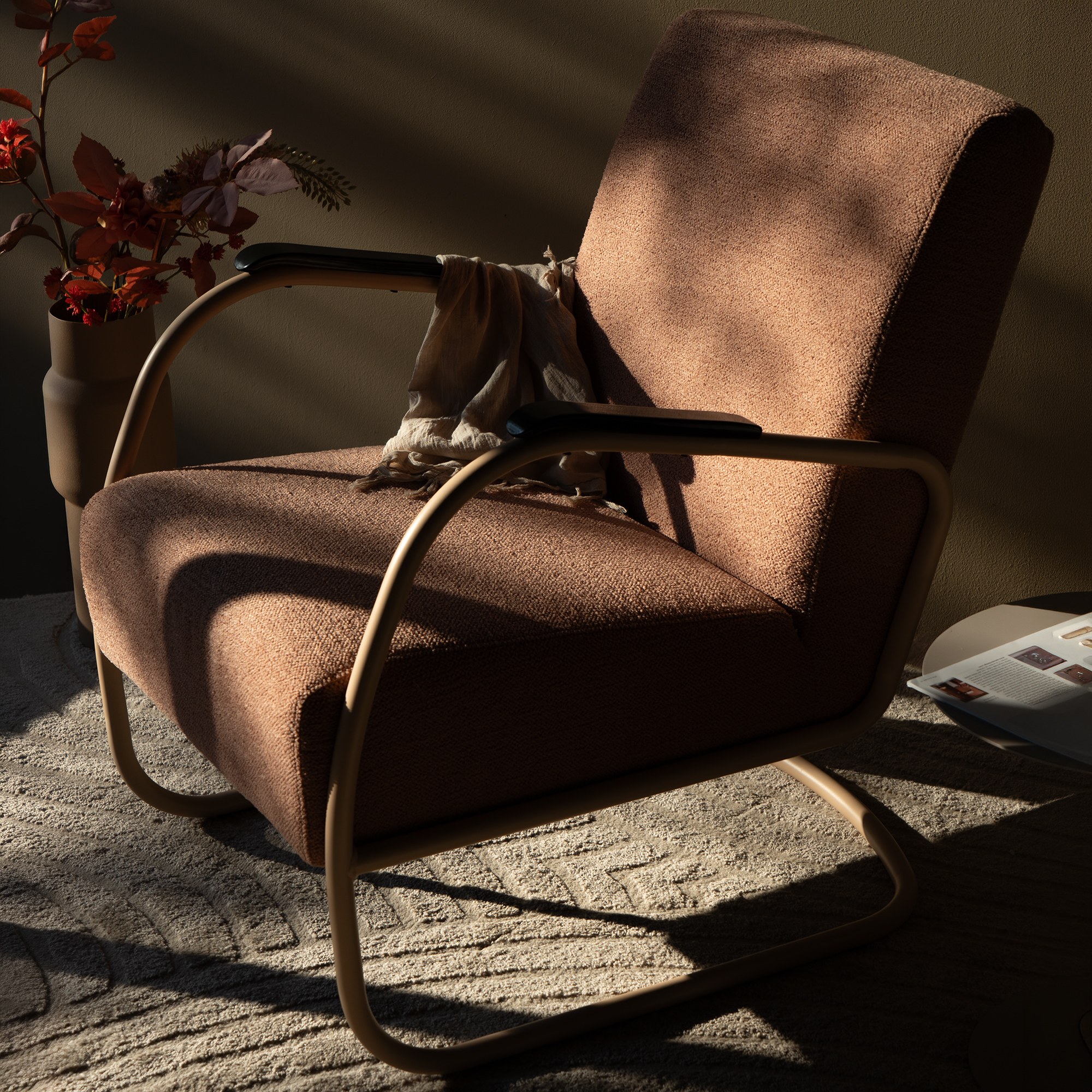 Spinder Design Retro Sessel Peachy Rosé / Blush Bouclé – Wohnraum-Milieu im Abendlicht