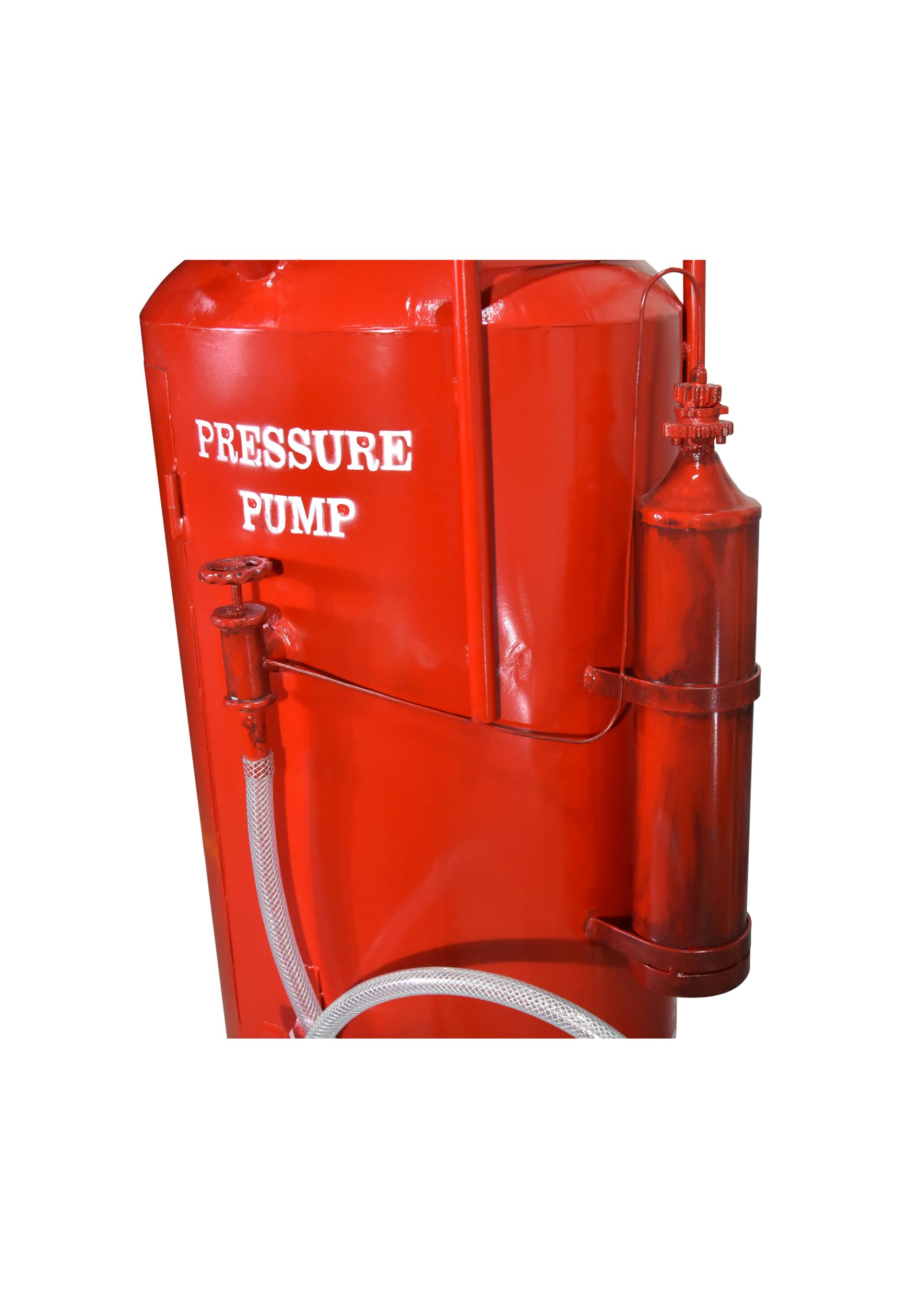 Möbelfaktor PyroVault Industrial-Minibar in Rot – Detailaufnahme der Aufschrift Pressure Pump