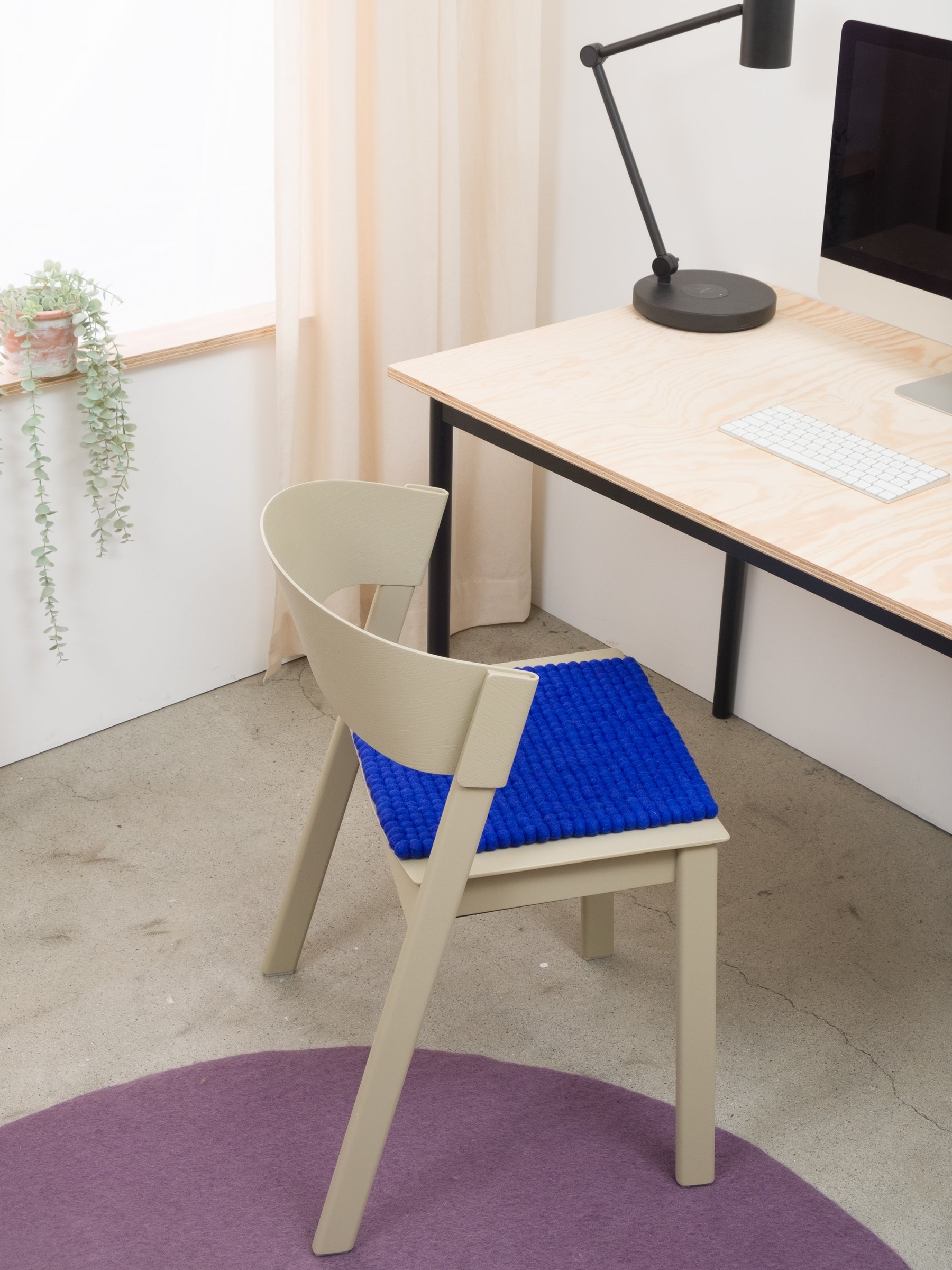 myfelt Isa Filzkugel-Sitzauflage Royalblau 36 x 36 cm