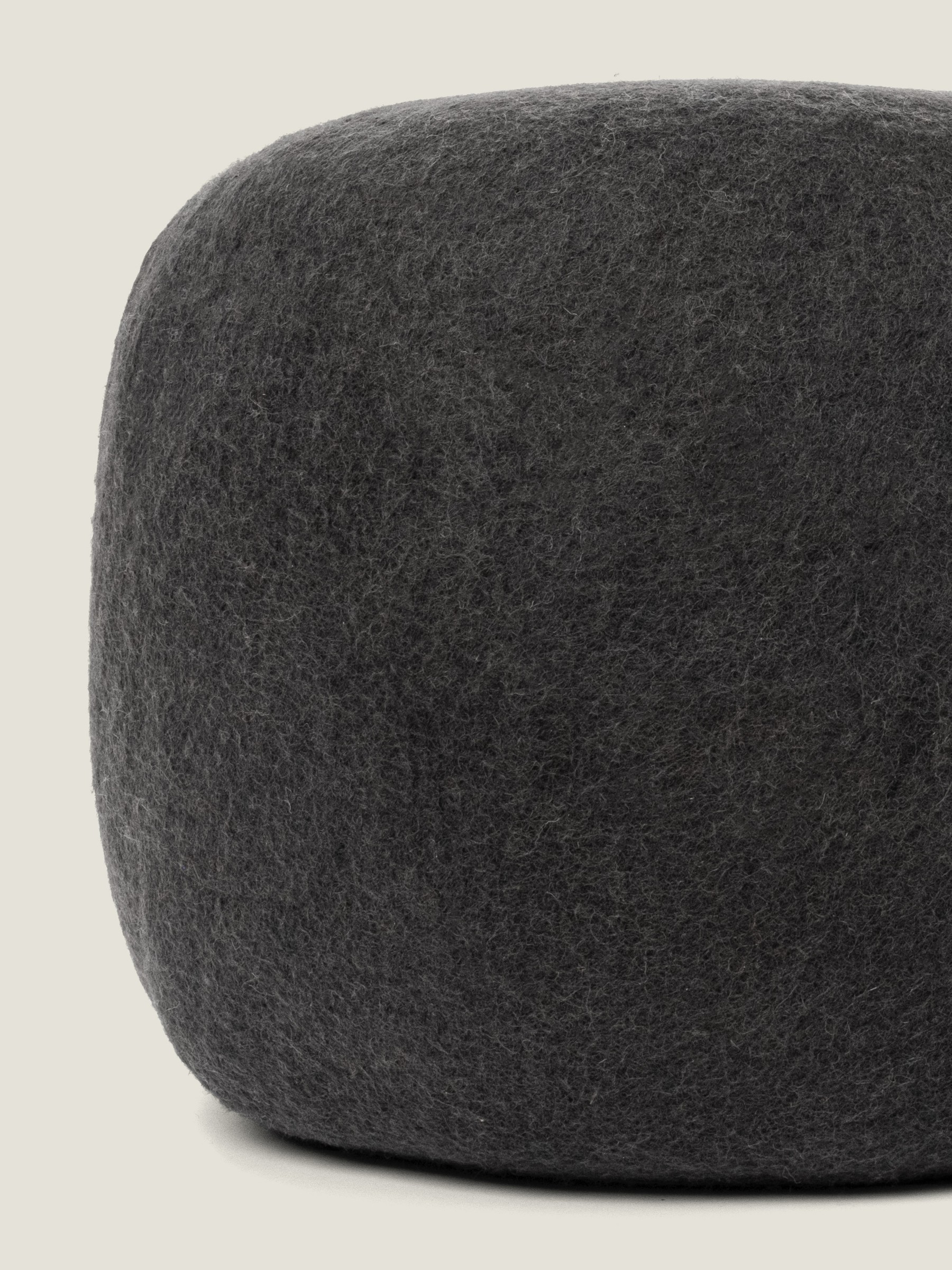 myfelt Kuno Colour Pouf Anthrazit Ø 48 x 18 cm