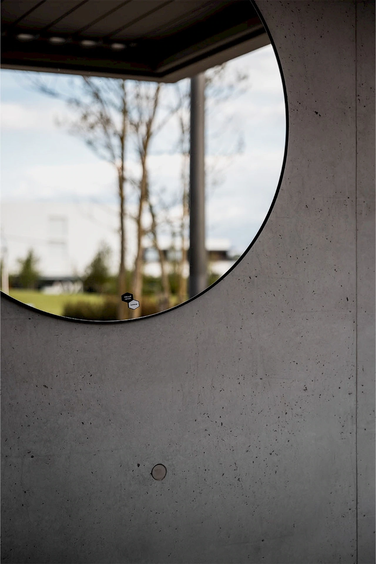 deKnudt Hoop Outdoor Black L – Raumansicht 8
