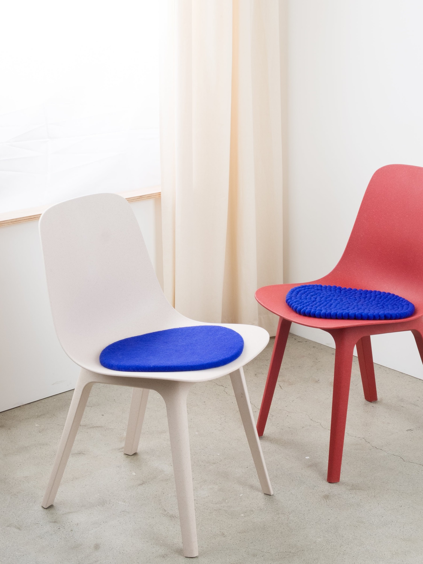 myfelt Isa Filzkugel-Sitzauflage Royalblau Ø 36 cm