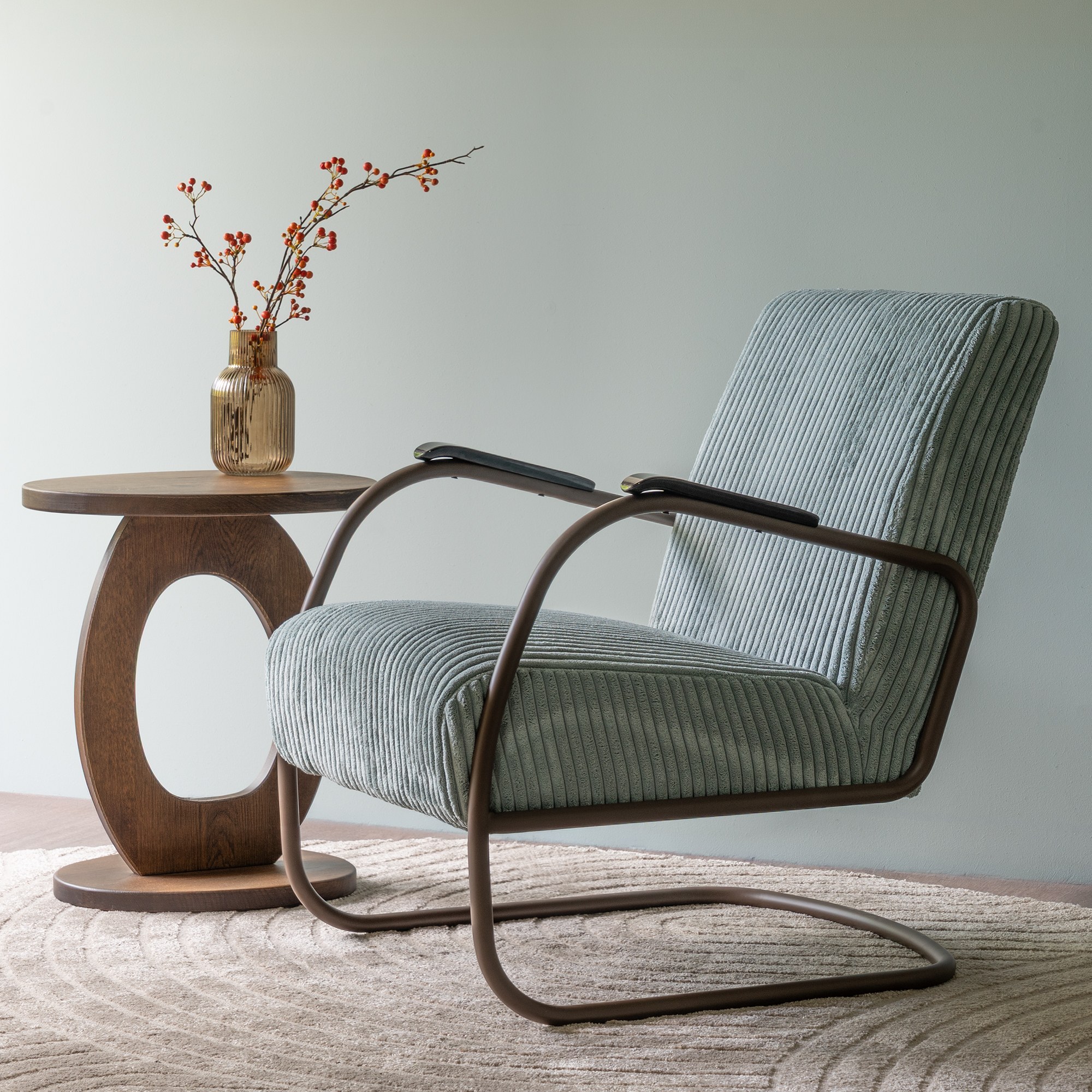 Spinder Design Retro Sessel Chocolate Brown / Hazy Blue breiter Cord – Wohnraum-Milieu mit Beistelltisch