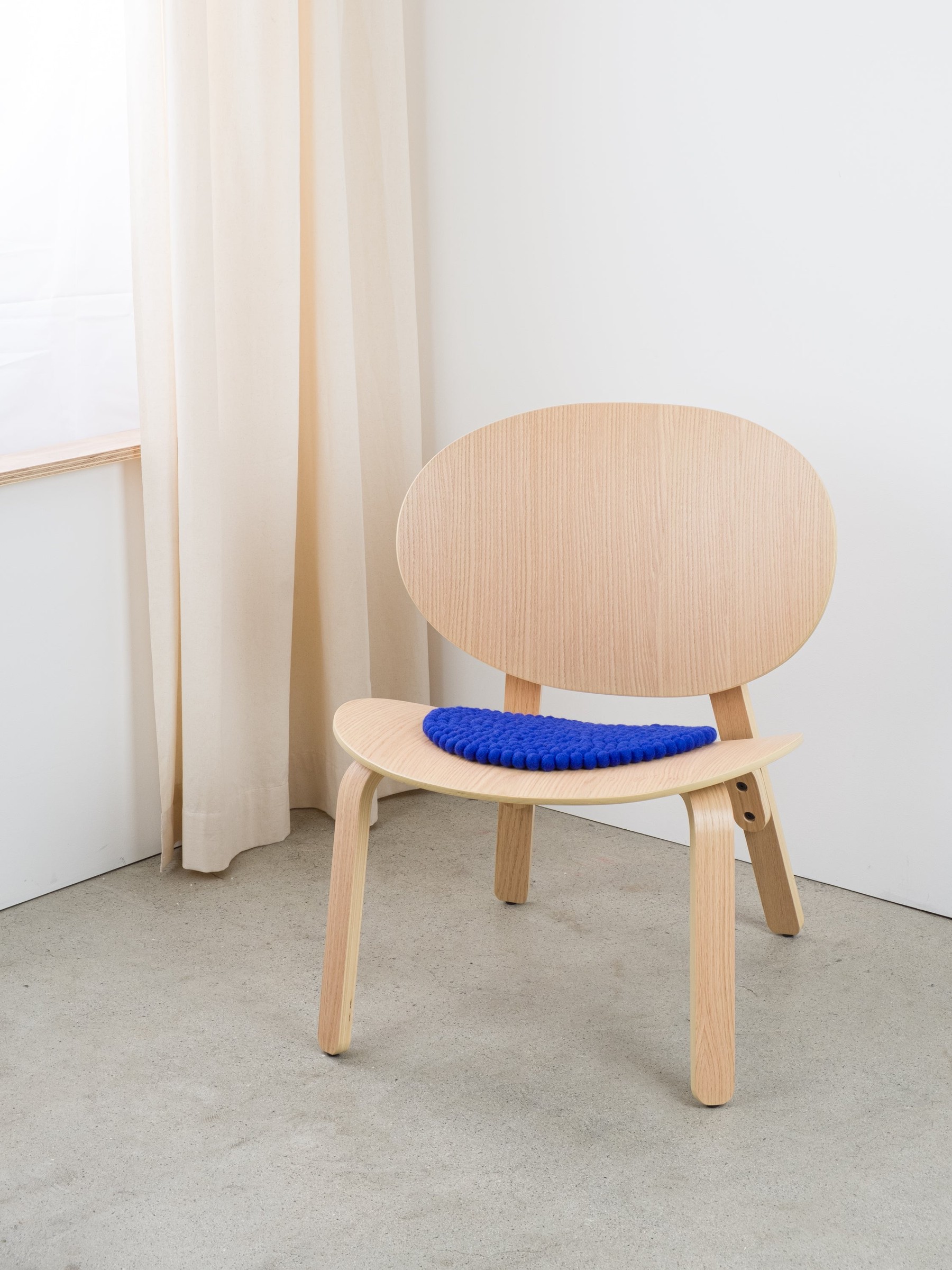 myfelt Isa Filzkugel-Sitzauflage Royalblau Ø 36 cm
