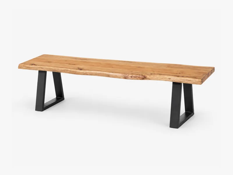 Lange Sitzbank mit Holzsitzfläche und schwarzen Metallkufen