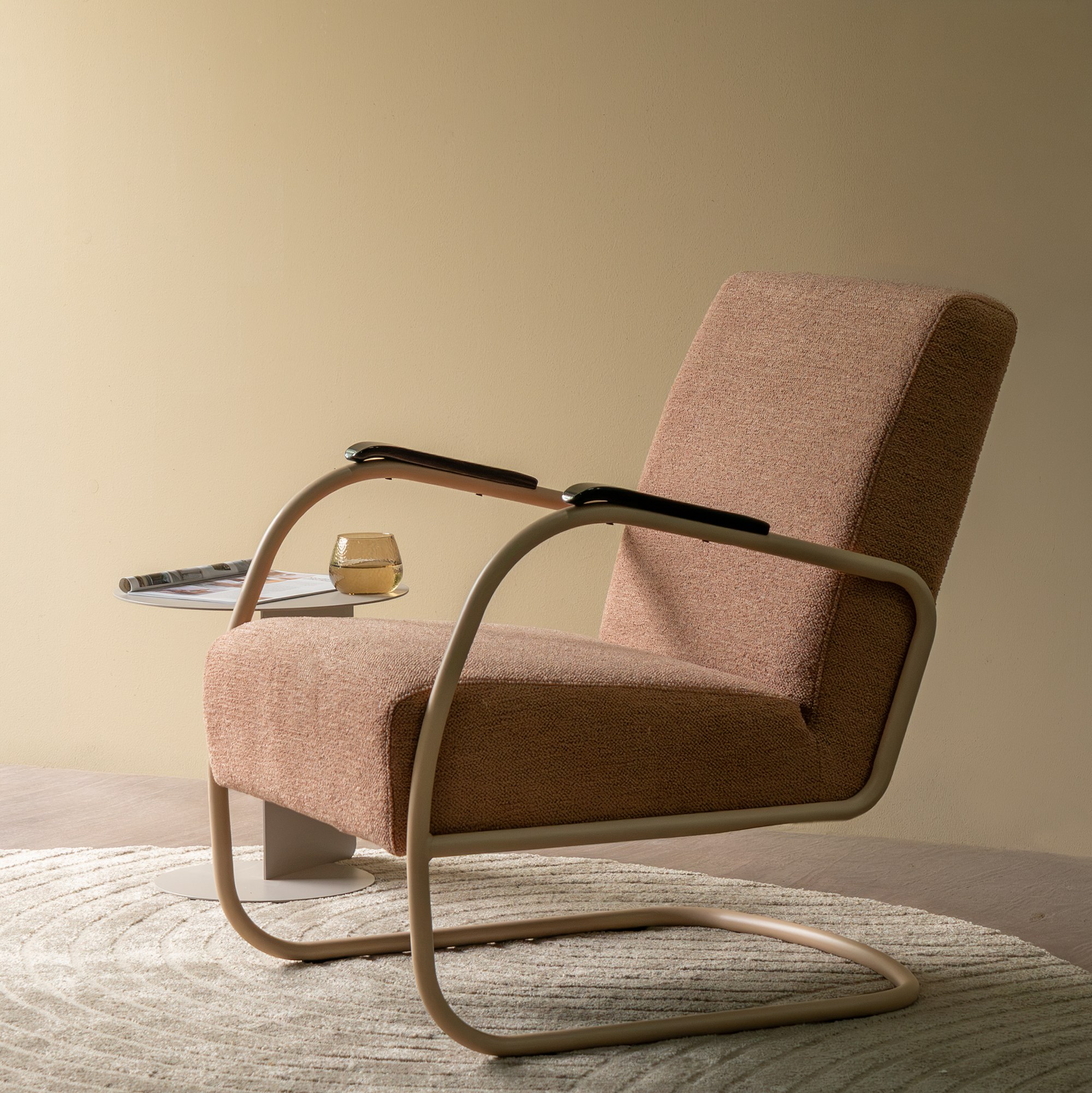 Spinder Design Retro Sessel Peachy Rosé / Blush Bouclé im Wohnraum – Freischwinger mit Stahlgestell