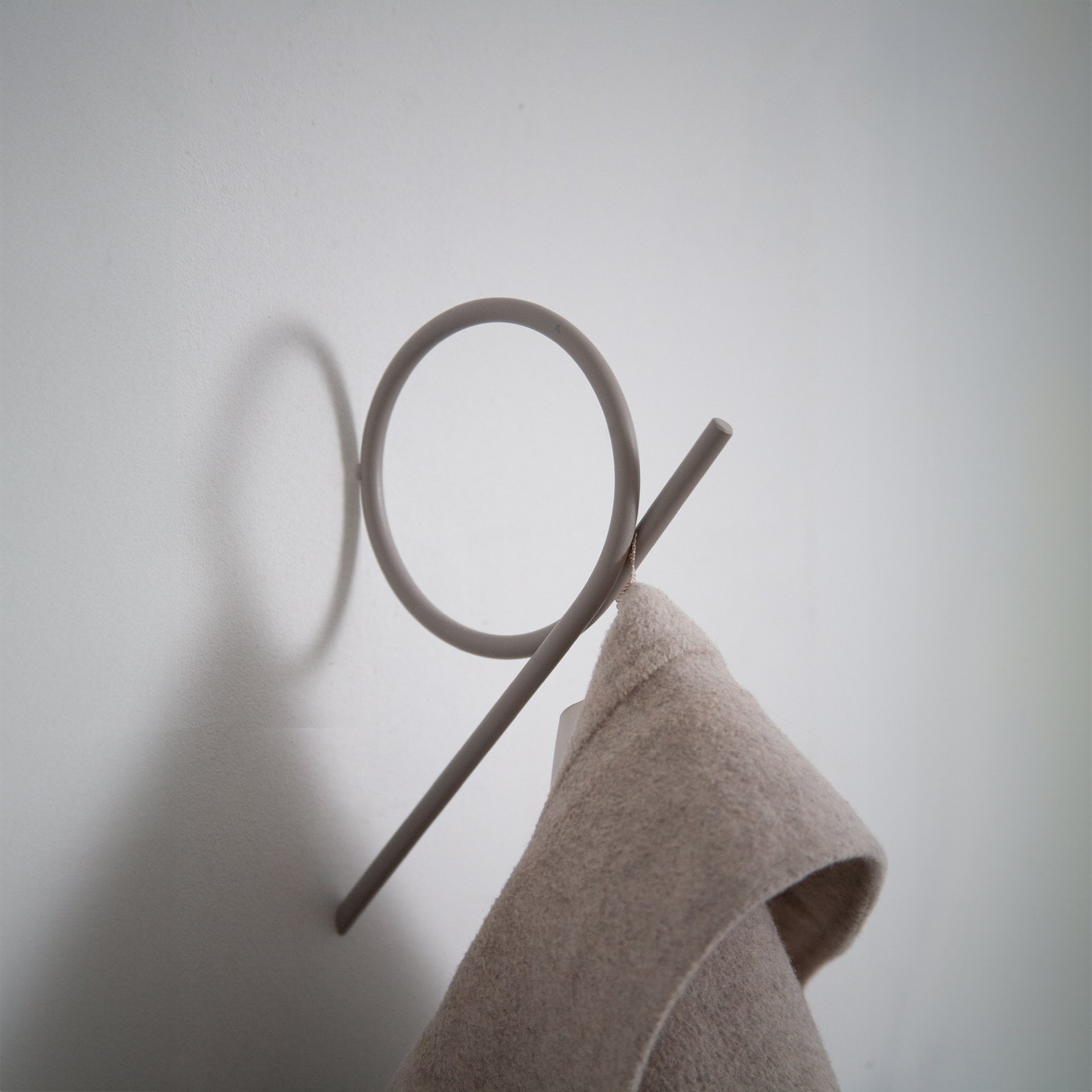 Spinder Design Wandhaken Tuba Large Silky Taupe