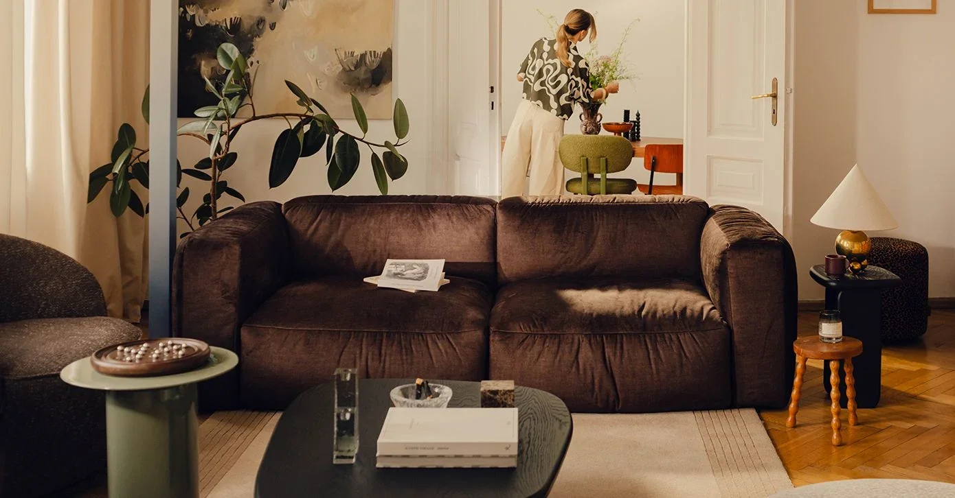 Braunes Micadoni Sofa Martina in einem warm gestalteten Wohnzimmer