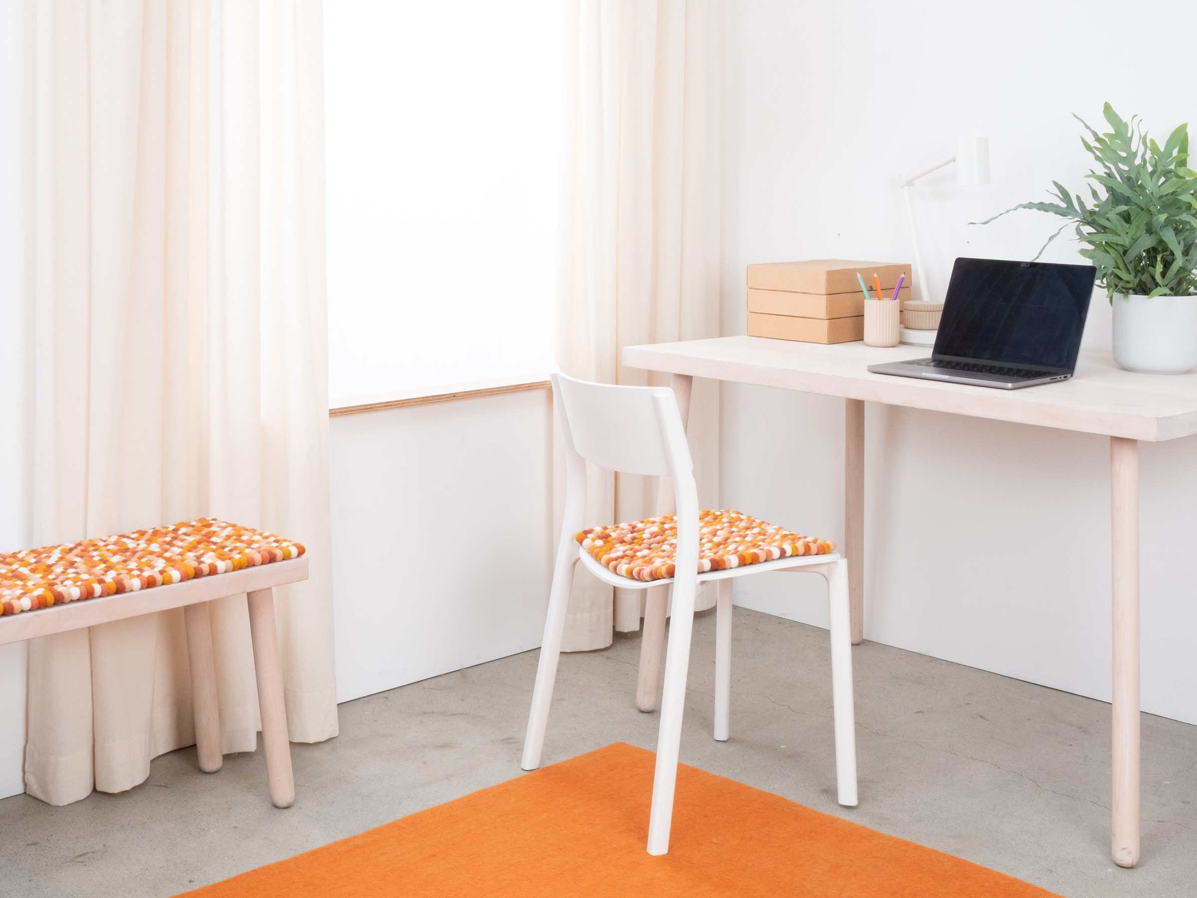 myfelt Juna Filzkugel-Sitzauflage Rot-Orange-Weiß 36 x 36 cm