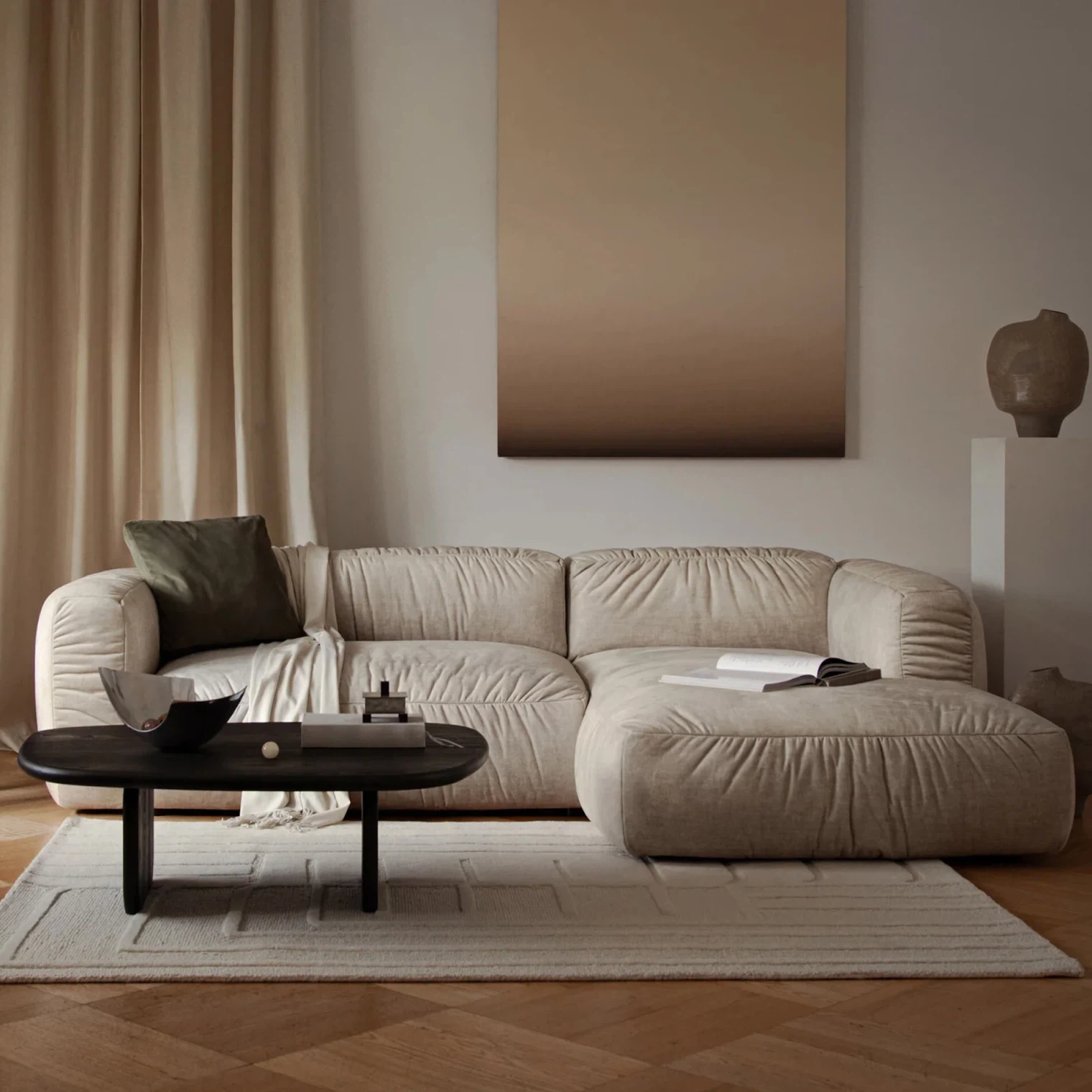 Helles Micadoni Sofa mit weichen Polstern in einem warm gestalteten Wohnzimmer