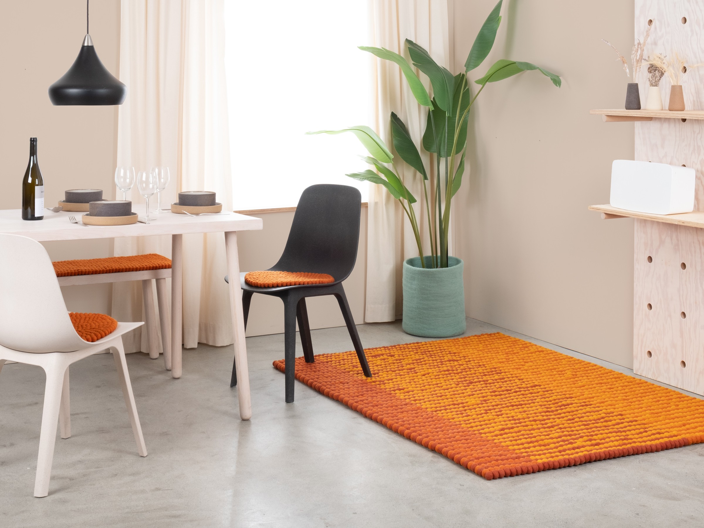 myfelt Dawn Filzkugelteppich Goldorange rechteckig 90 x 130 cm