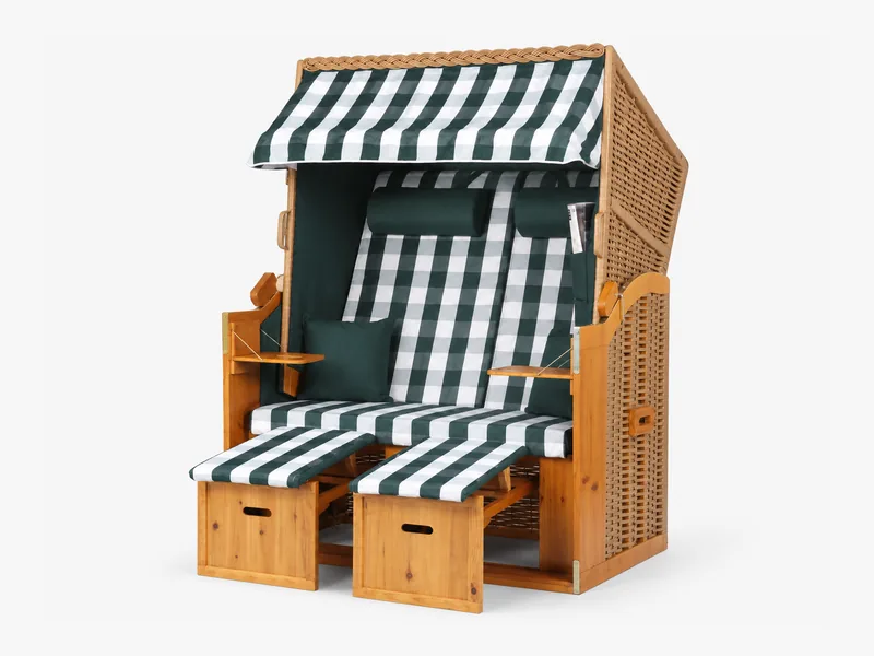 Strandkorb aus Holz und Geflecht mit grün-weiß karierten Polstern