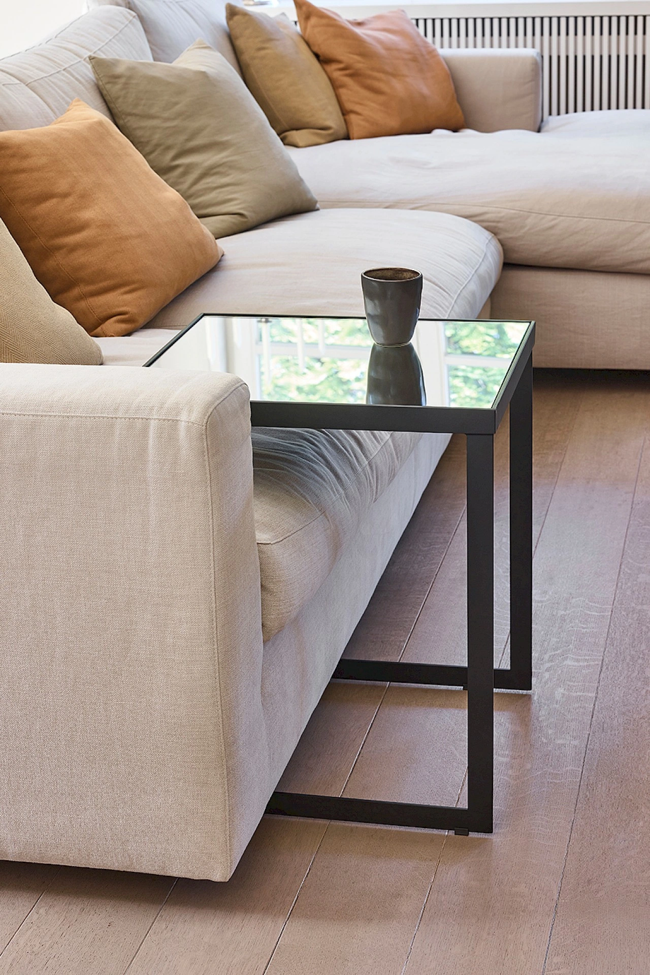 deKnudt Tablo Black Side Table – Raumansicht 4