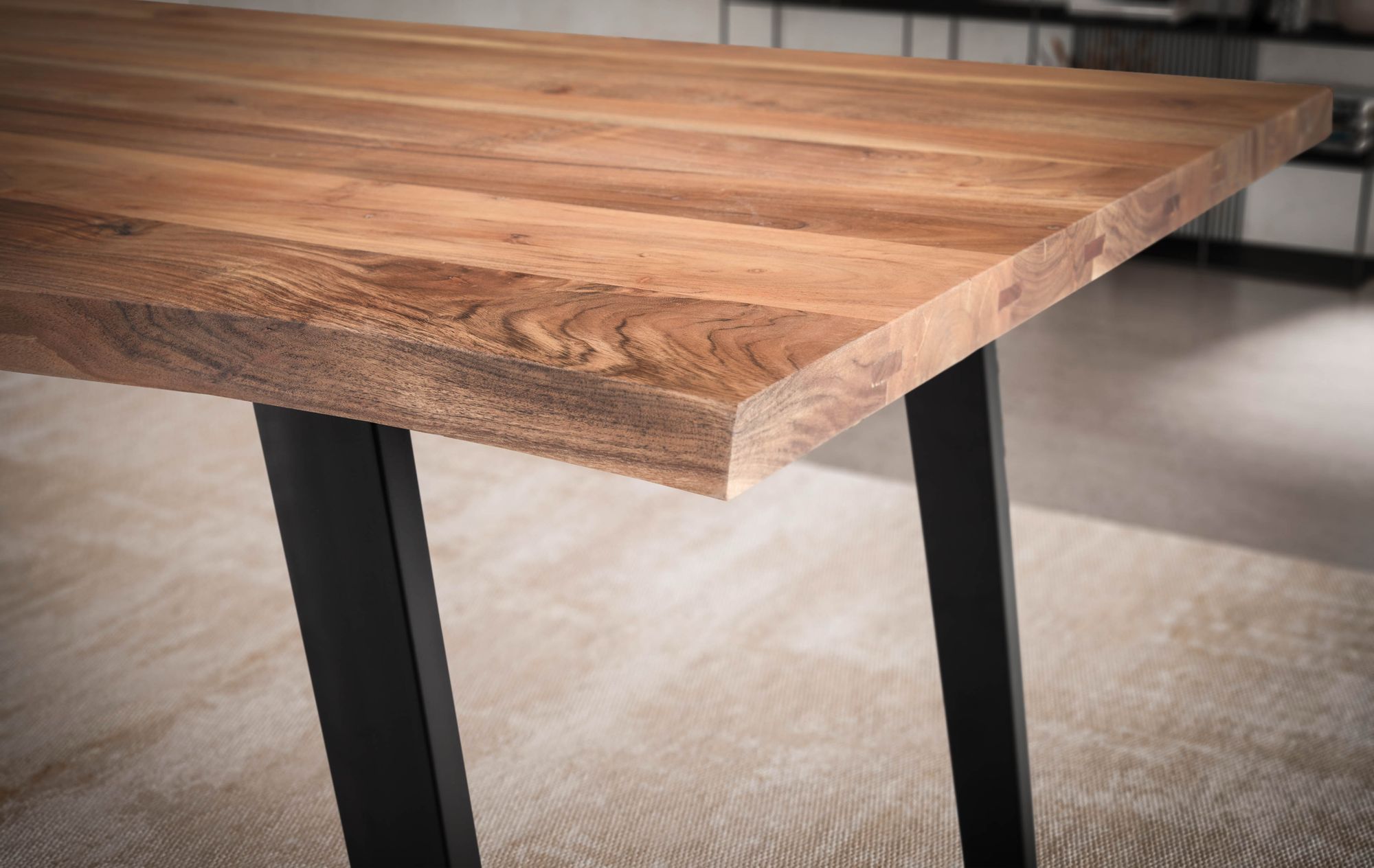 Baumkantentisch Lakselv Akazie Massivholz 140 × 80 × 76 cm