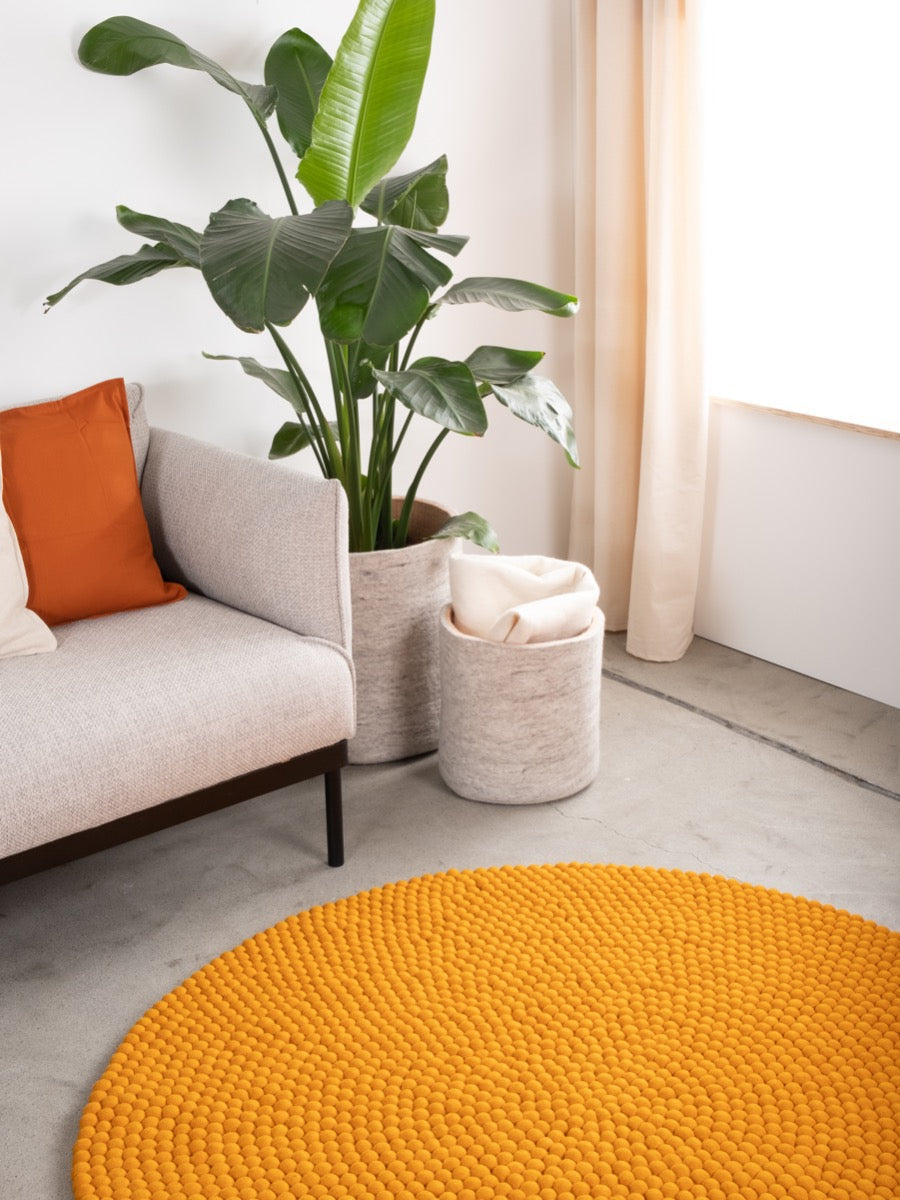 myfelt Risa Filzkugelteppich Ockergelb rund Ø 50 cm