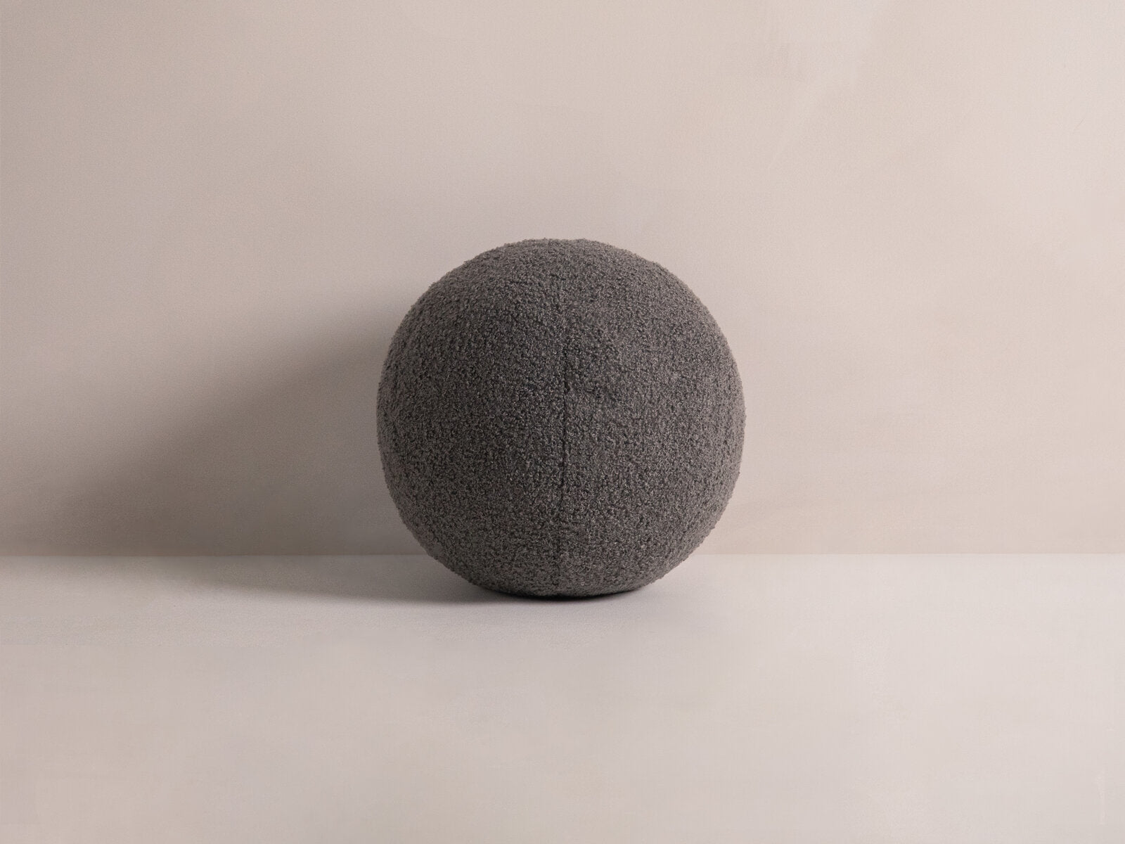 Micadoni Kissen Ball Boucle Grau