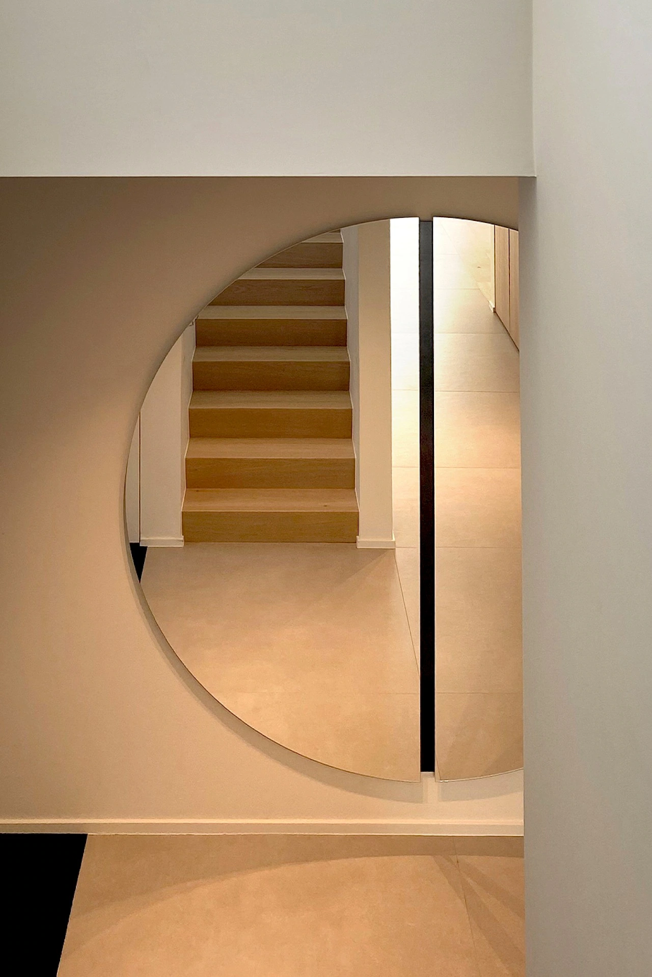 deKnudt Luna Black Round L – Raumansicht 7