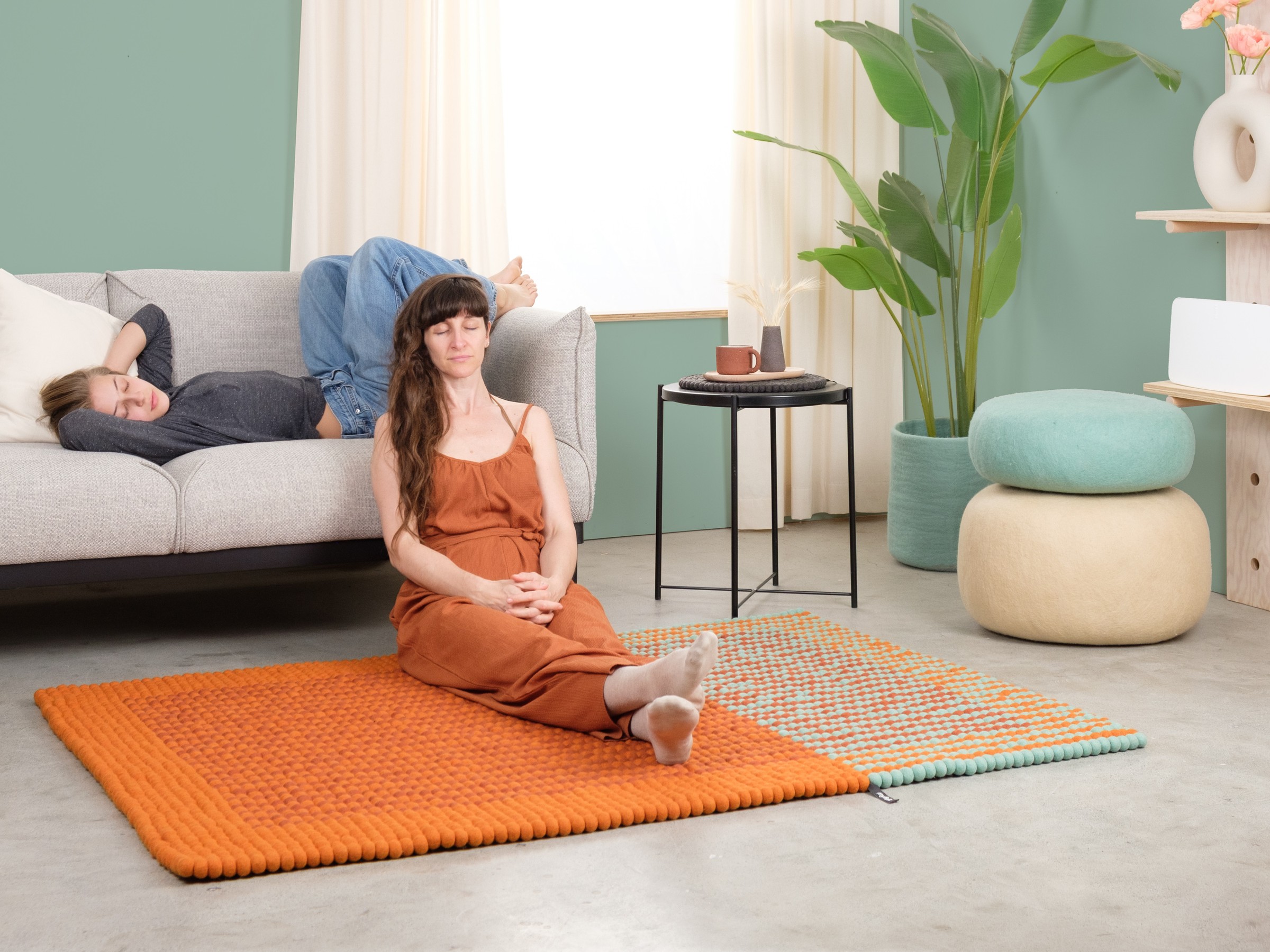 myfelt Sahara Filzkugelteppich Orange rechteckig 70 x 100 cm