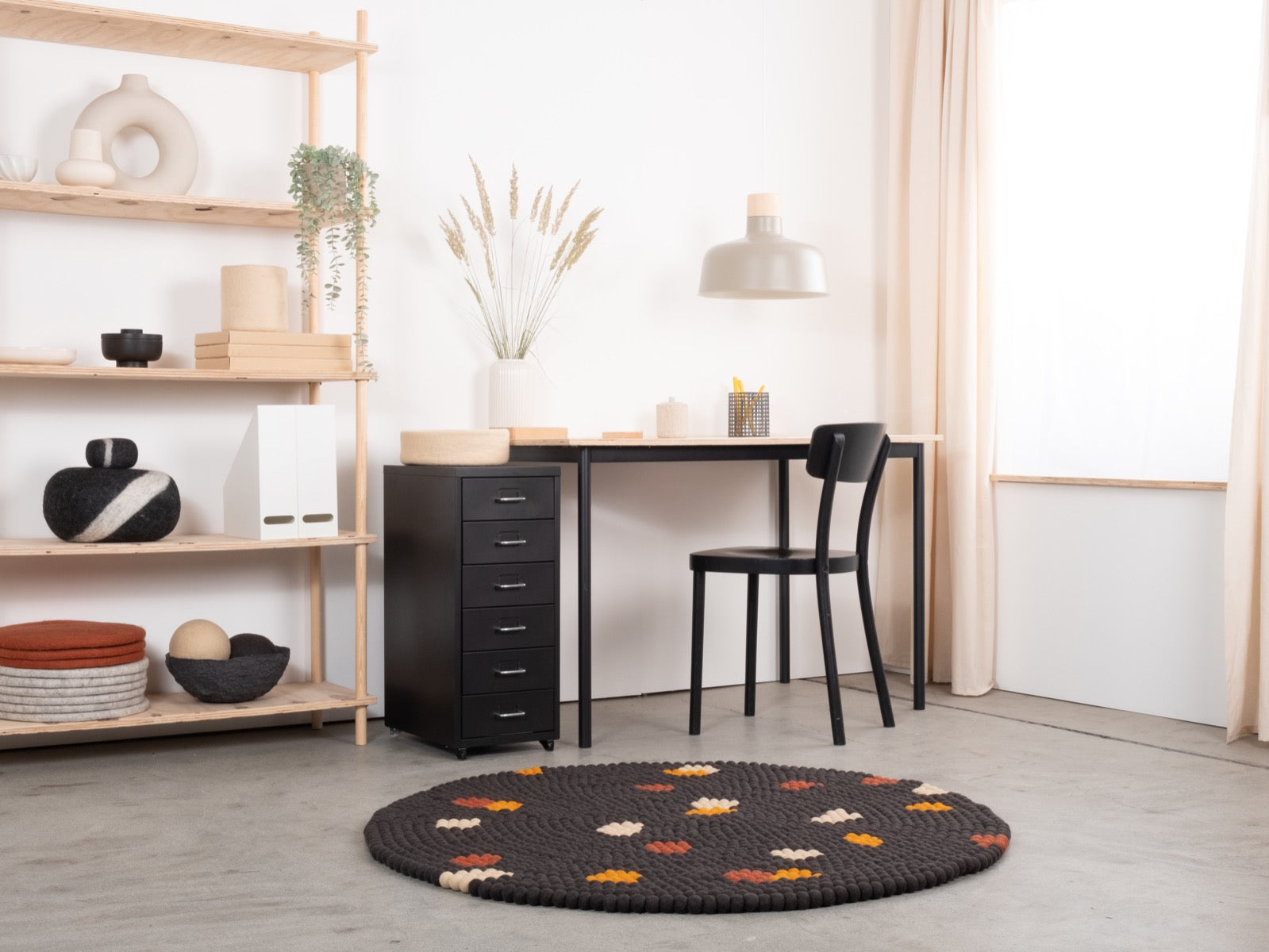 myfelt Terra Coal Filzkugelteppich Anthrazit rund Ø 50 cm