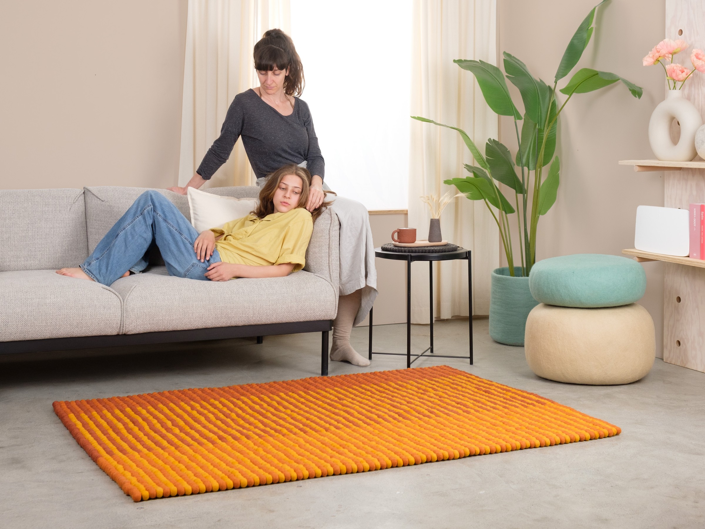 myfelt Dawn Filzkugelteppich Goldorange rechteckig 90 x 130 cm